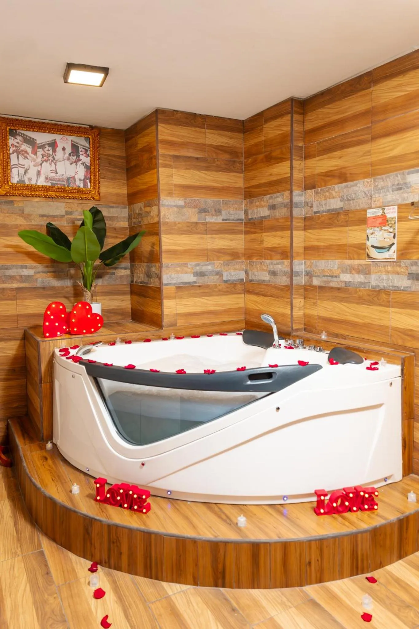 Hot Tub in Montreal Magdalena Del Mar Hotel