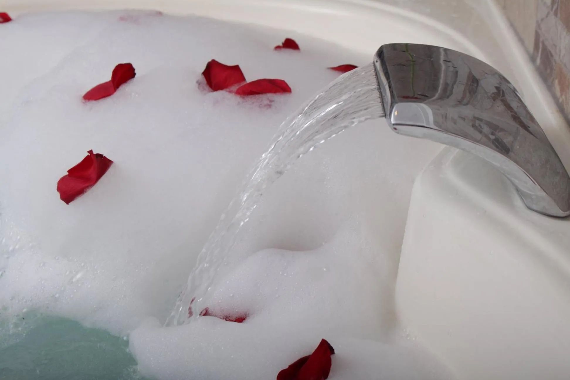 Hot Tub in Montreal Magdalena Del Mar Hotel