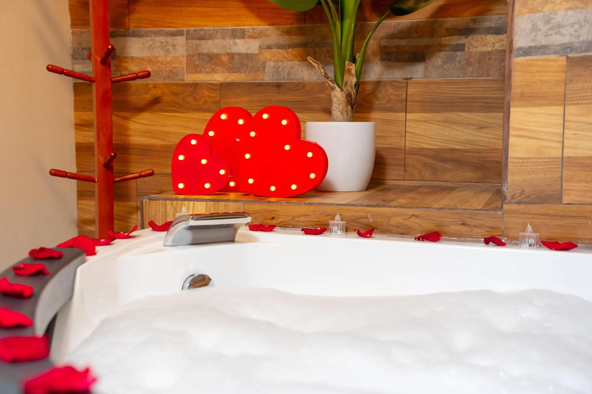 Hot Tub, Bed in Montreal Magdalena Del Mar Hotel