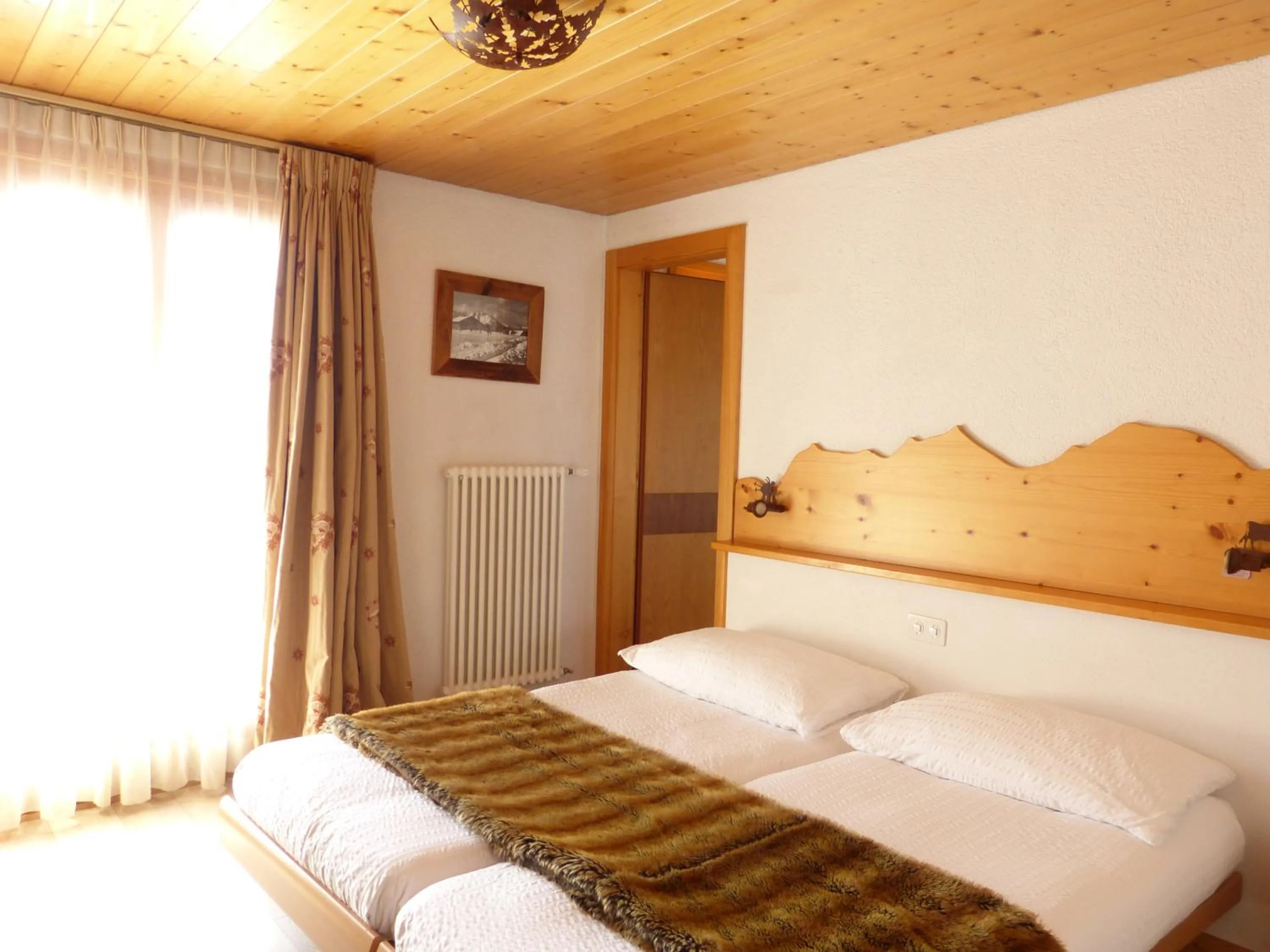 Mountain view, Bed in Hotel Ermitage Verbier