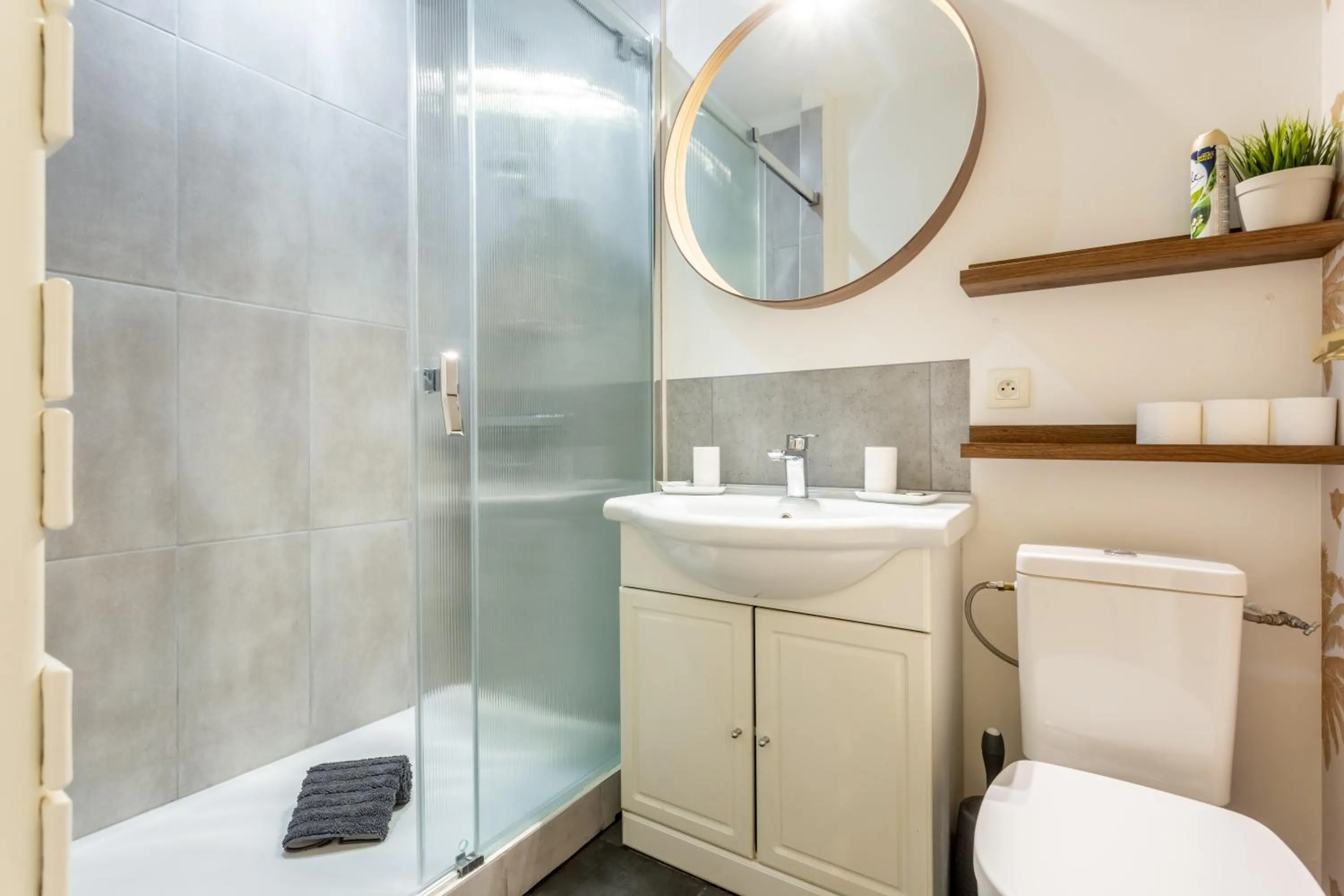 Shower in Bordeaux Bouquiere