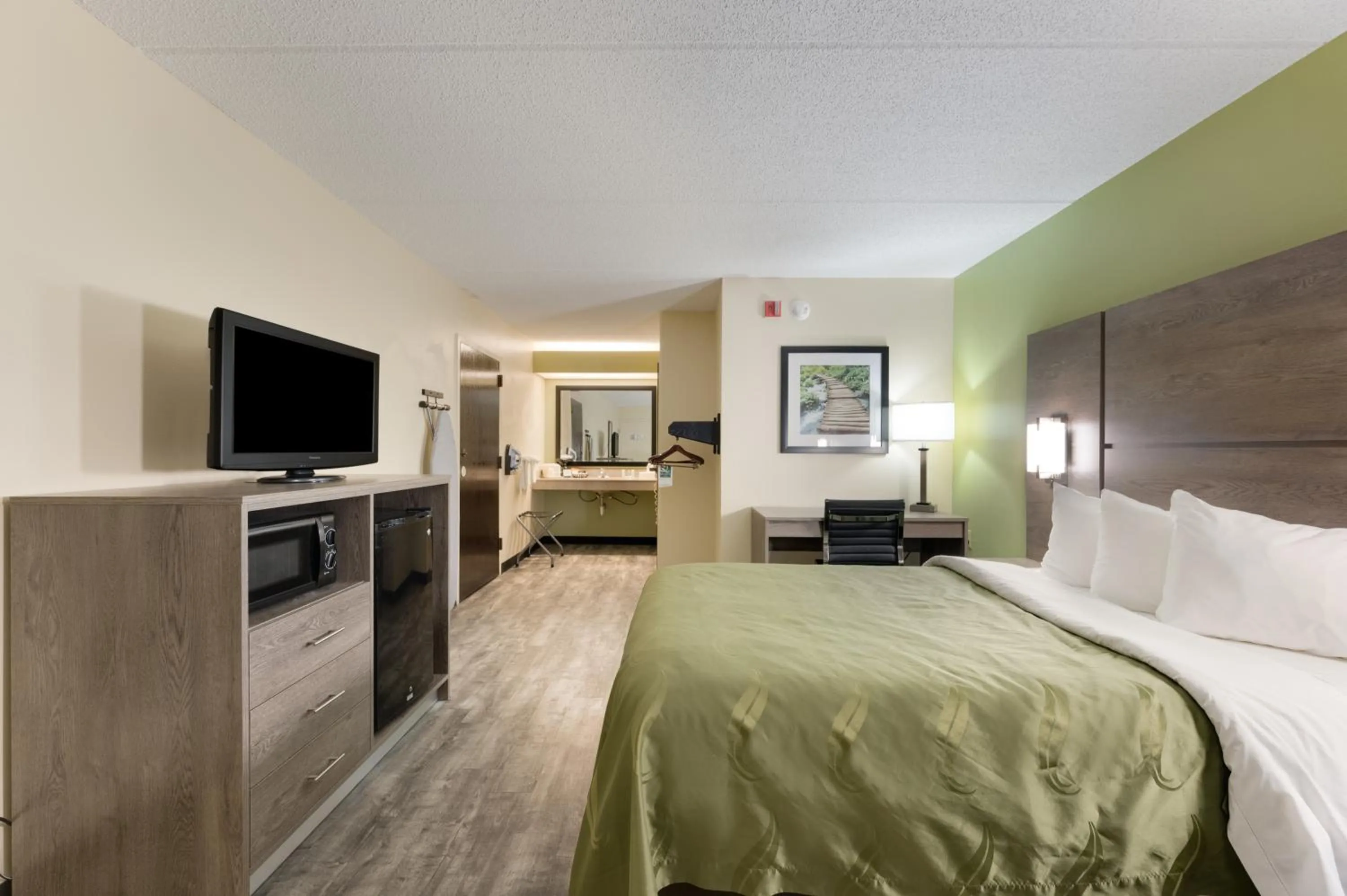 Photo of the whole room, Bed in Quality Inn Airport - Southeast