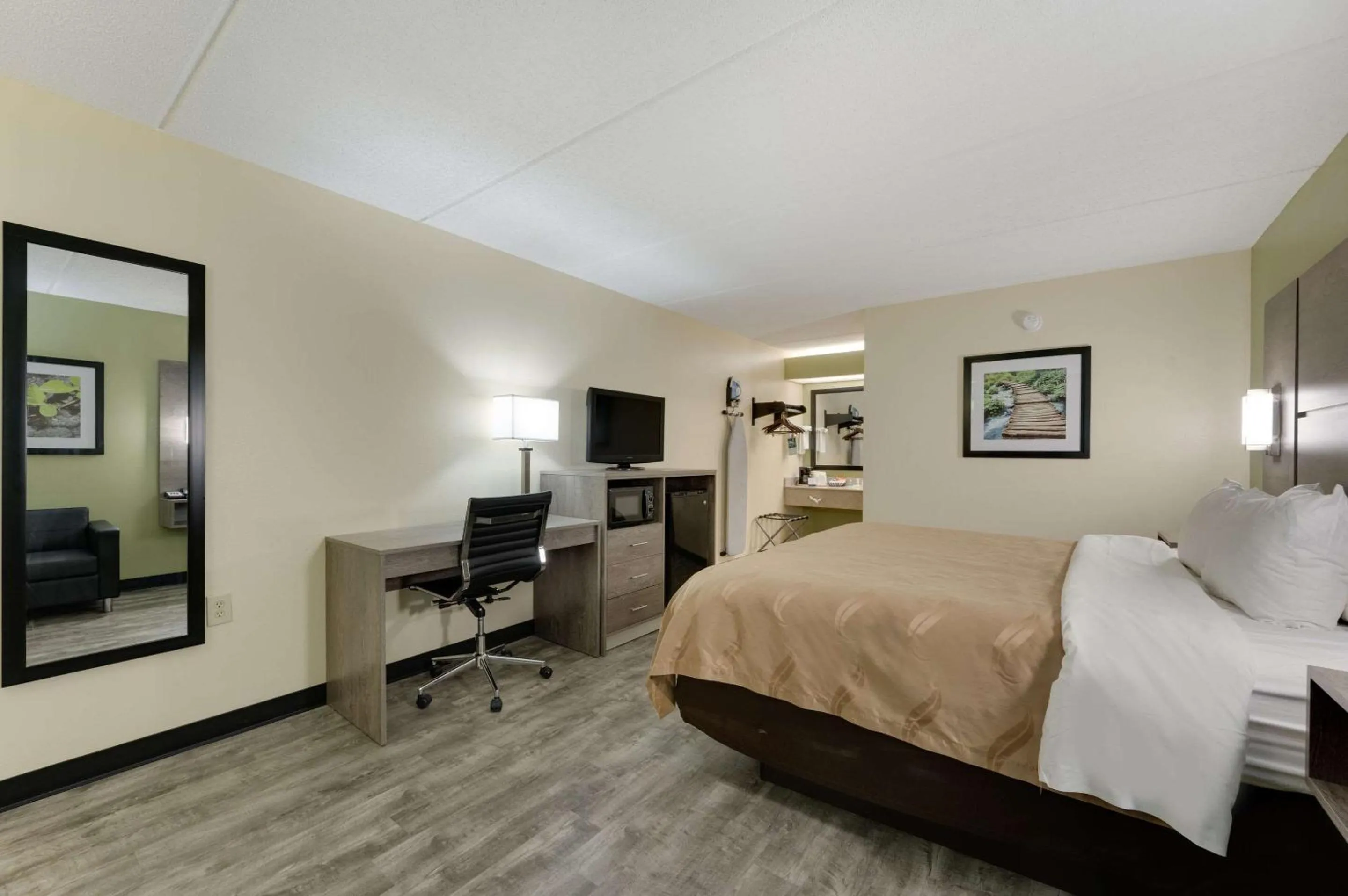 Photo of the whole room, Bed in Quality Inn Airport - Southeast