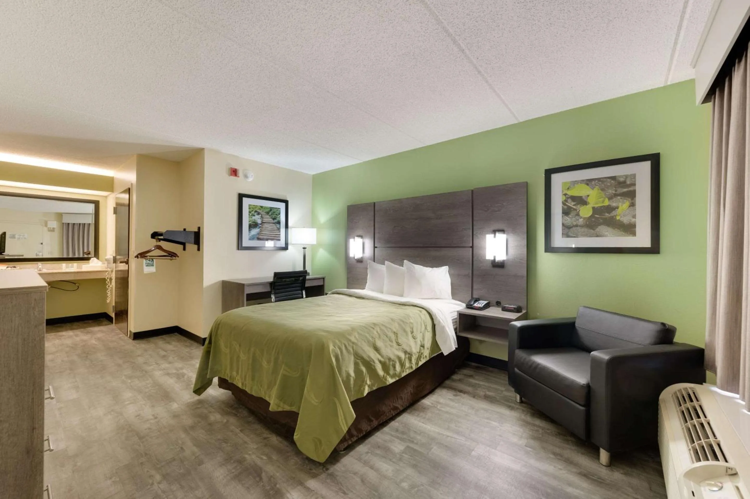 Photo of the whole room, Bed in Quality Inn Airport - Southeast