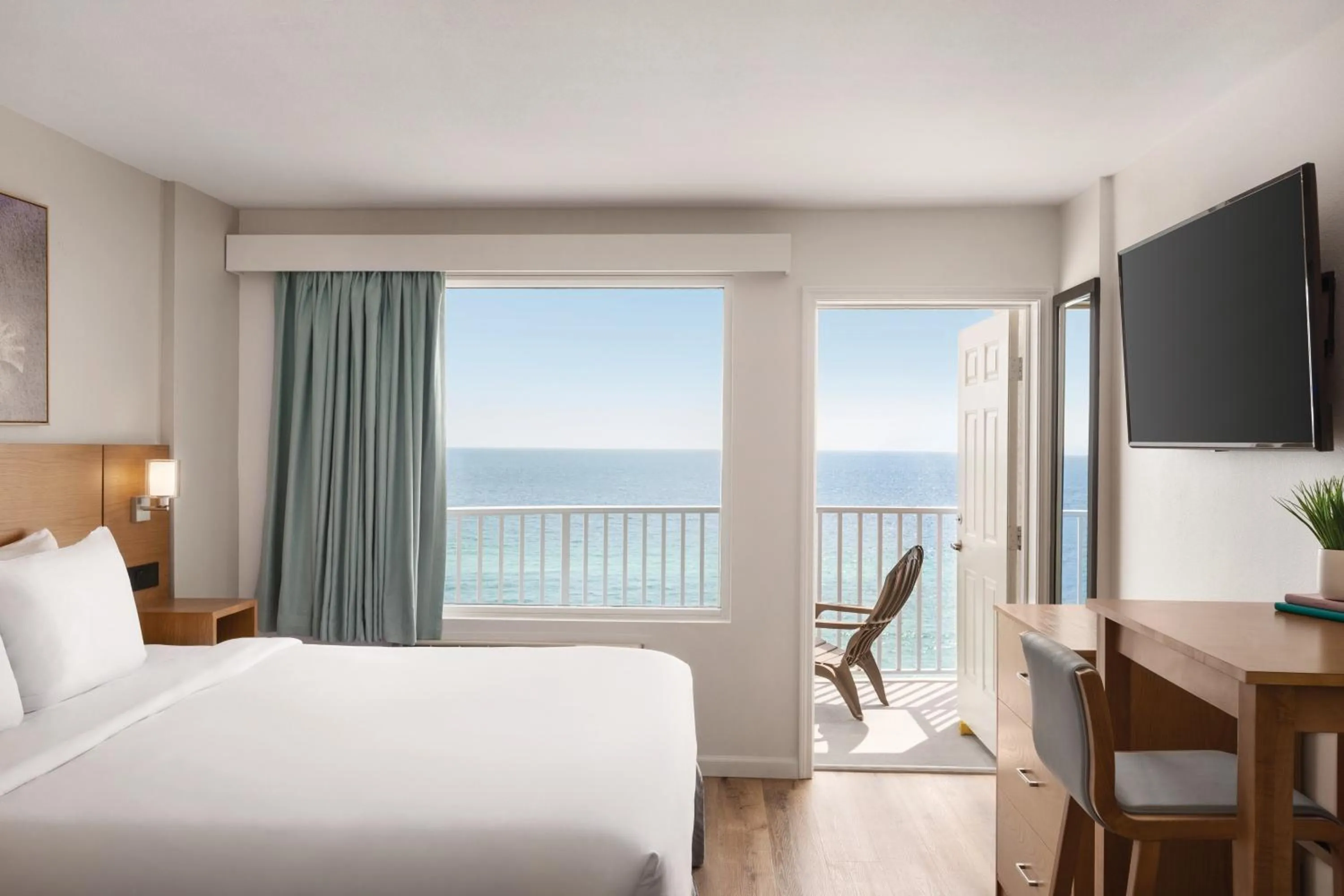 Bedroom, Bed in Radisson Beachfront Hotel - Panama City Beach