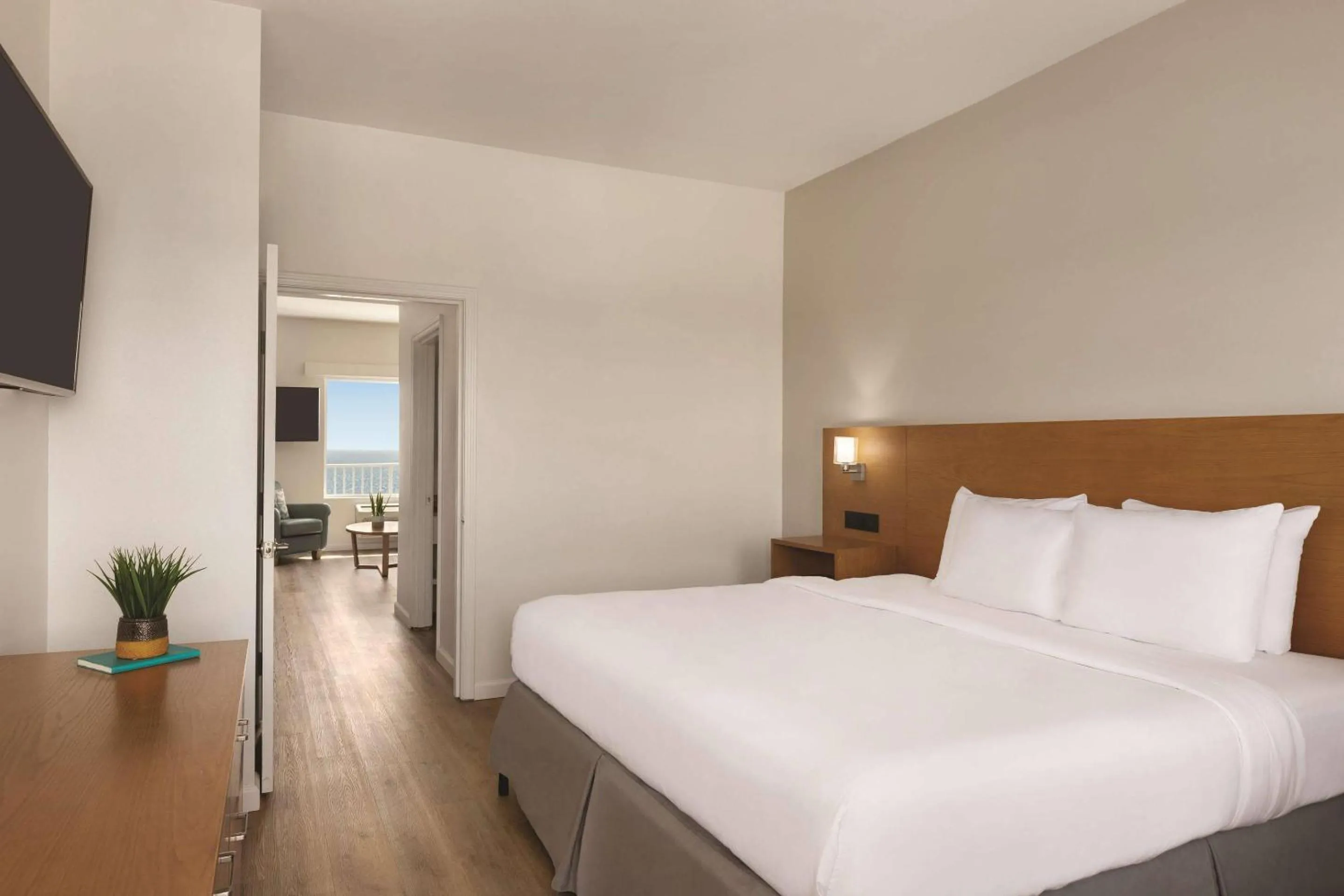 Bedroom, Bed in Radisson Beachfront Hotel - Panama City Beach