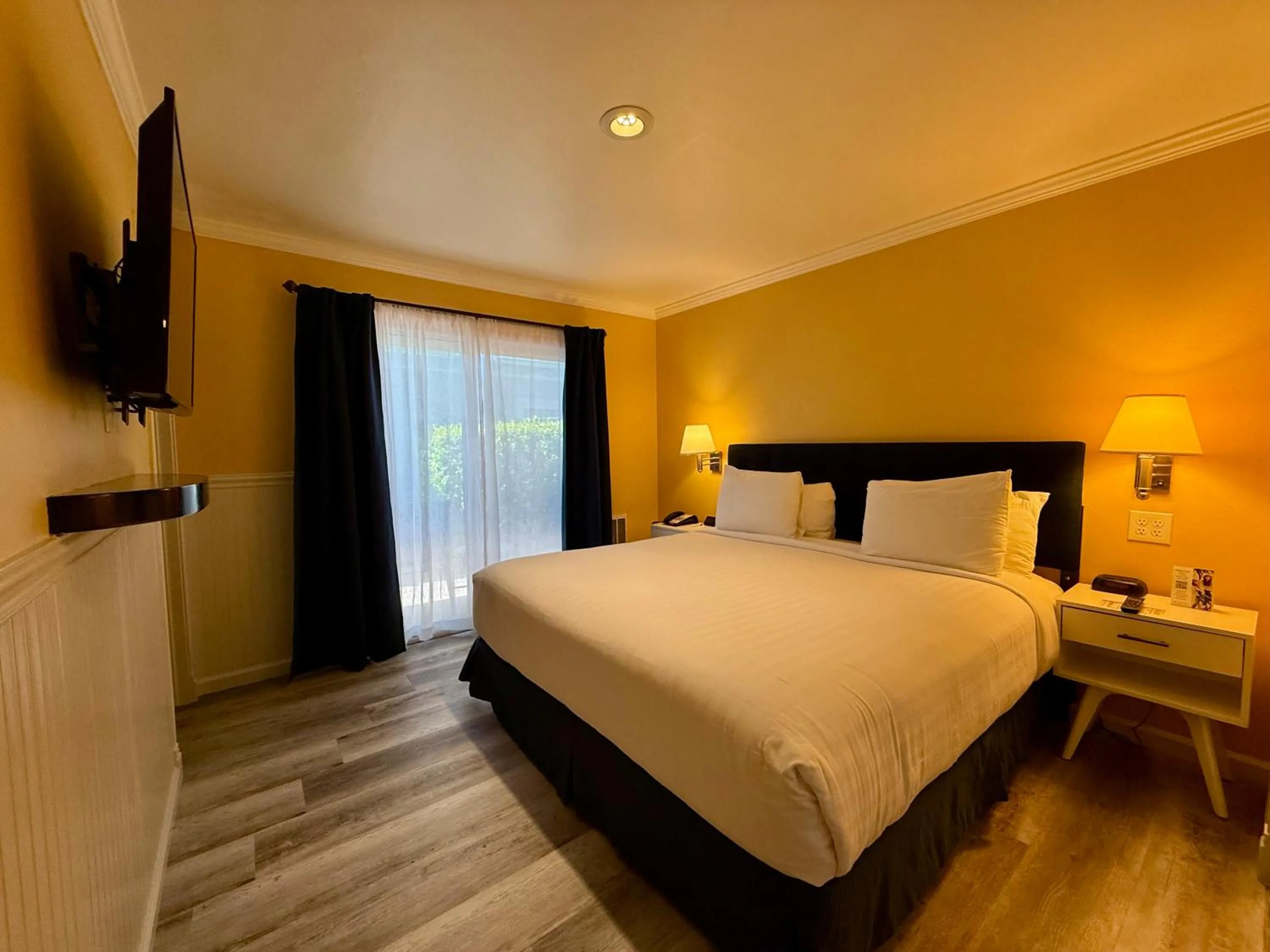 Bedroom, Bed in Monterey Bay Lodge