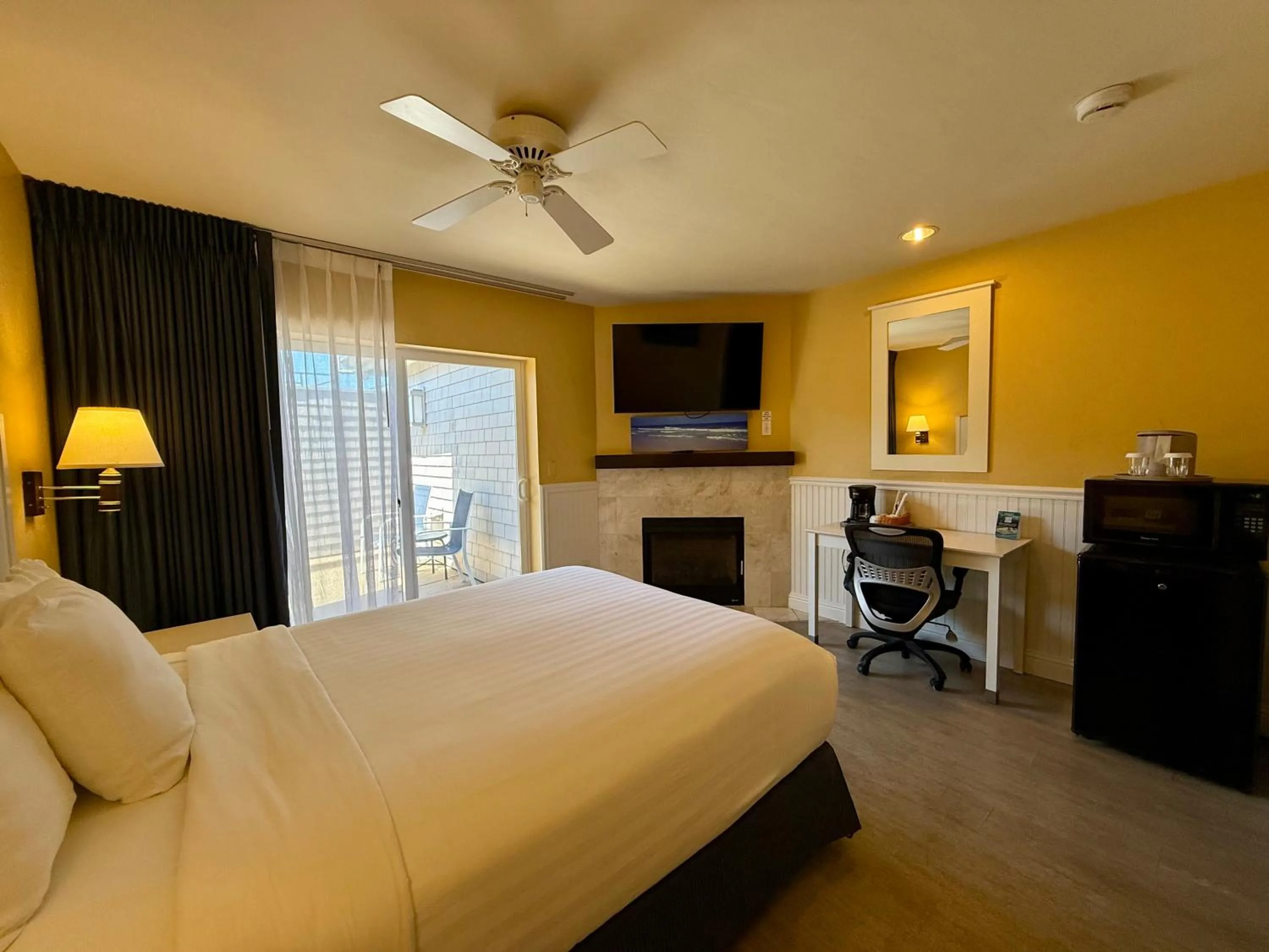 Bed in Monterey Bay Lodge