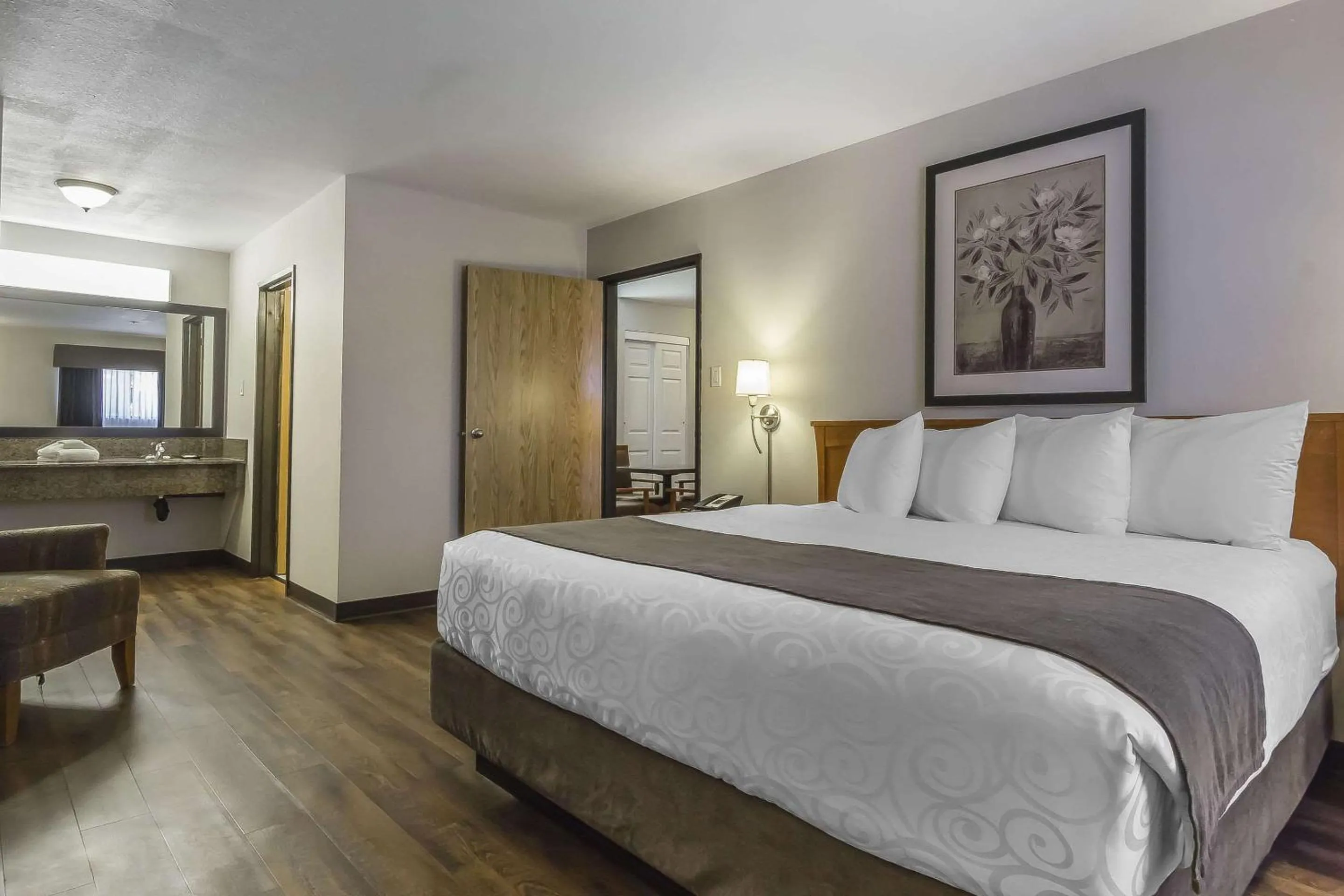 Photo of the whole room, Bed in Quality Inn & Suites