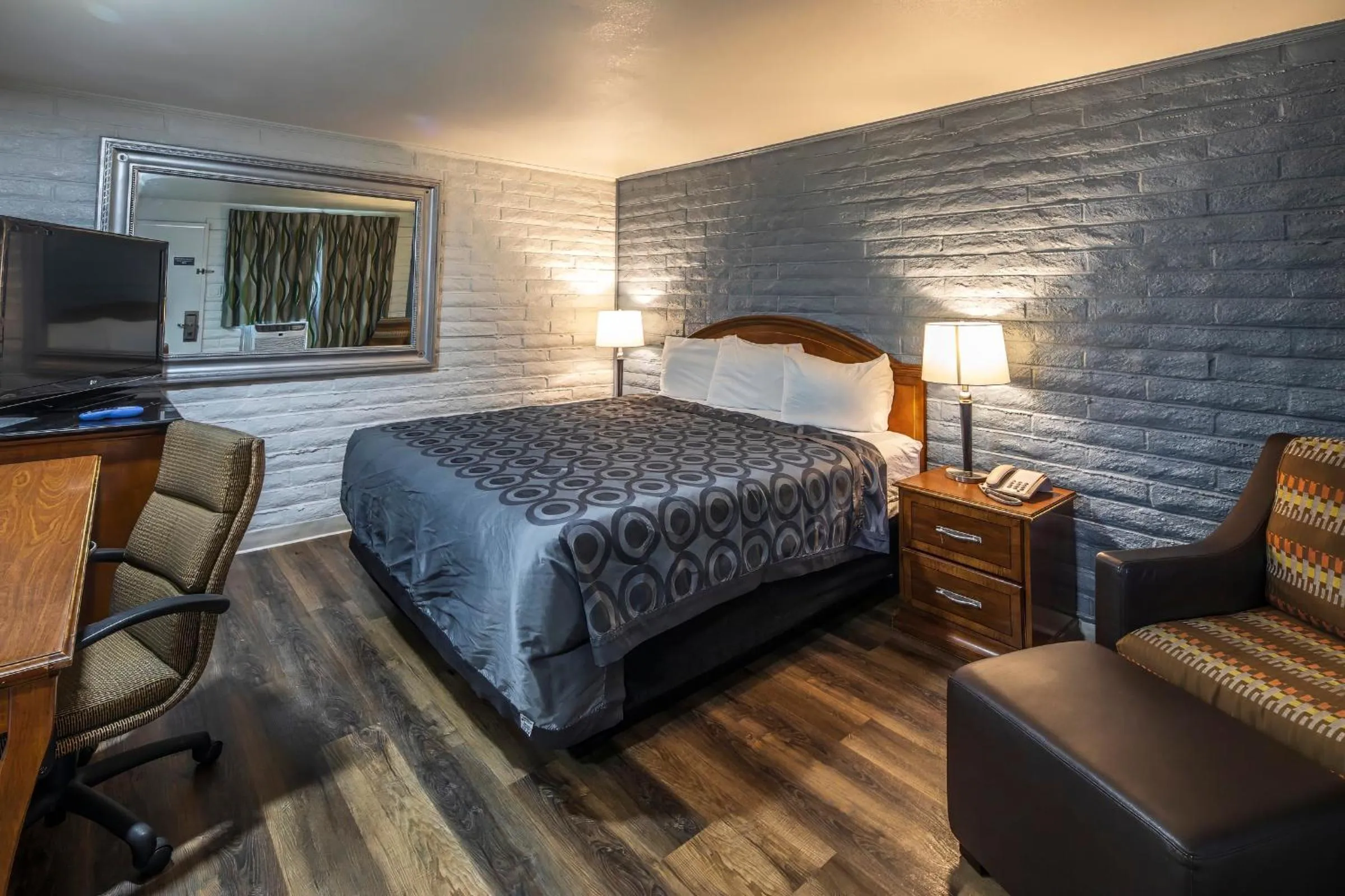 Bed in Hitching Post Studios Inn