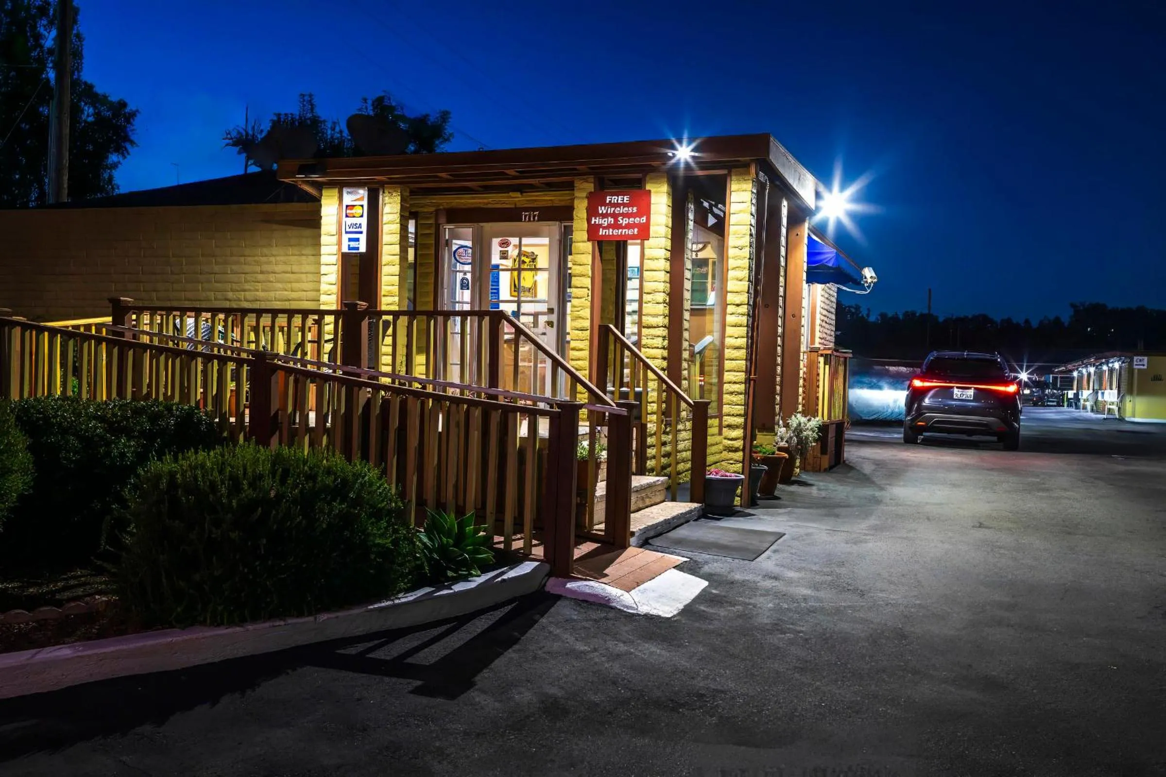 Property building in Hitching Post Studios Inn