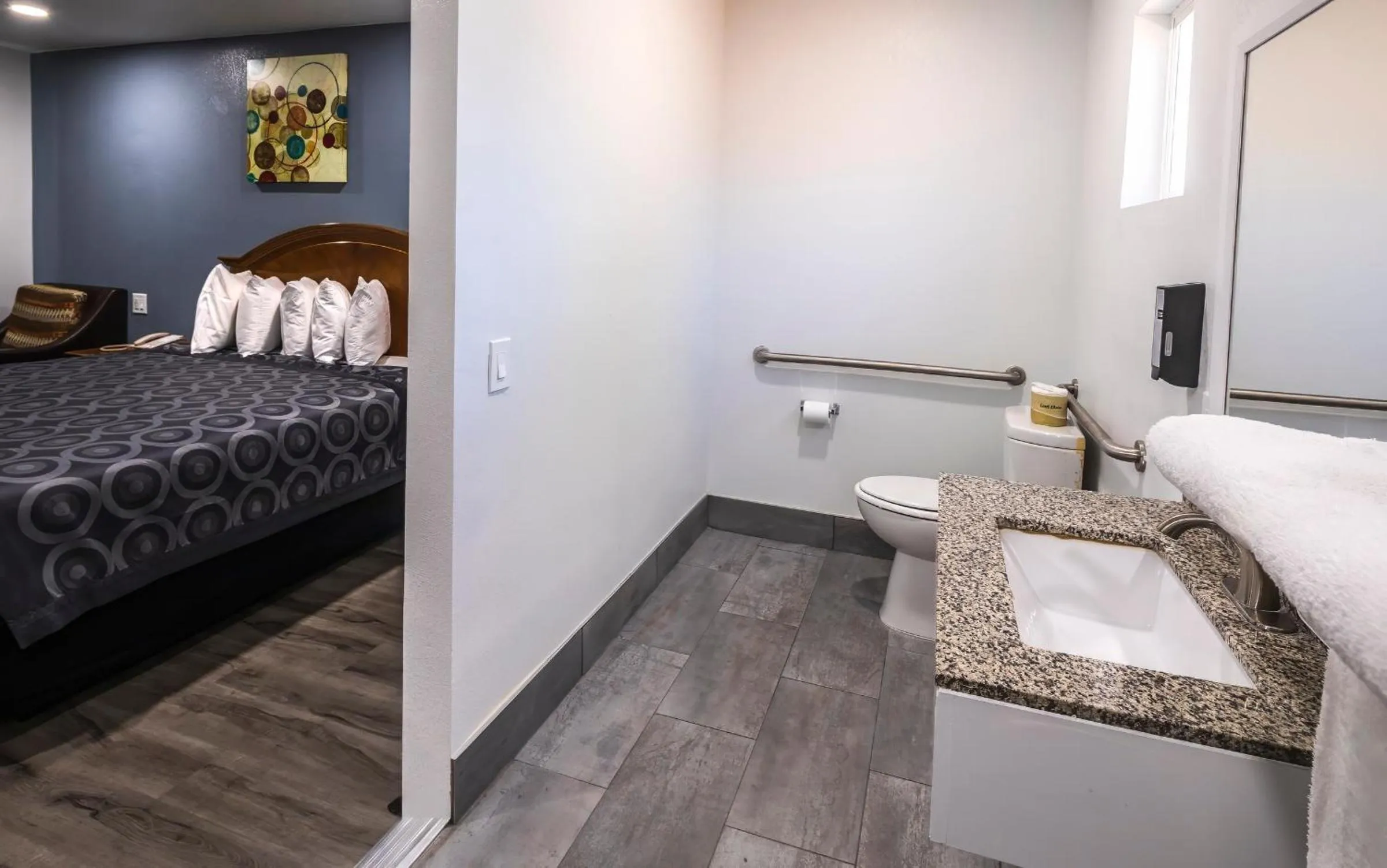 Facility for disabled guests, Bed in Hitching Post Studios Inn