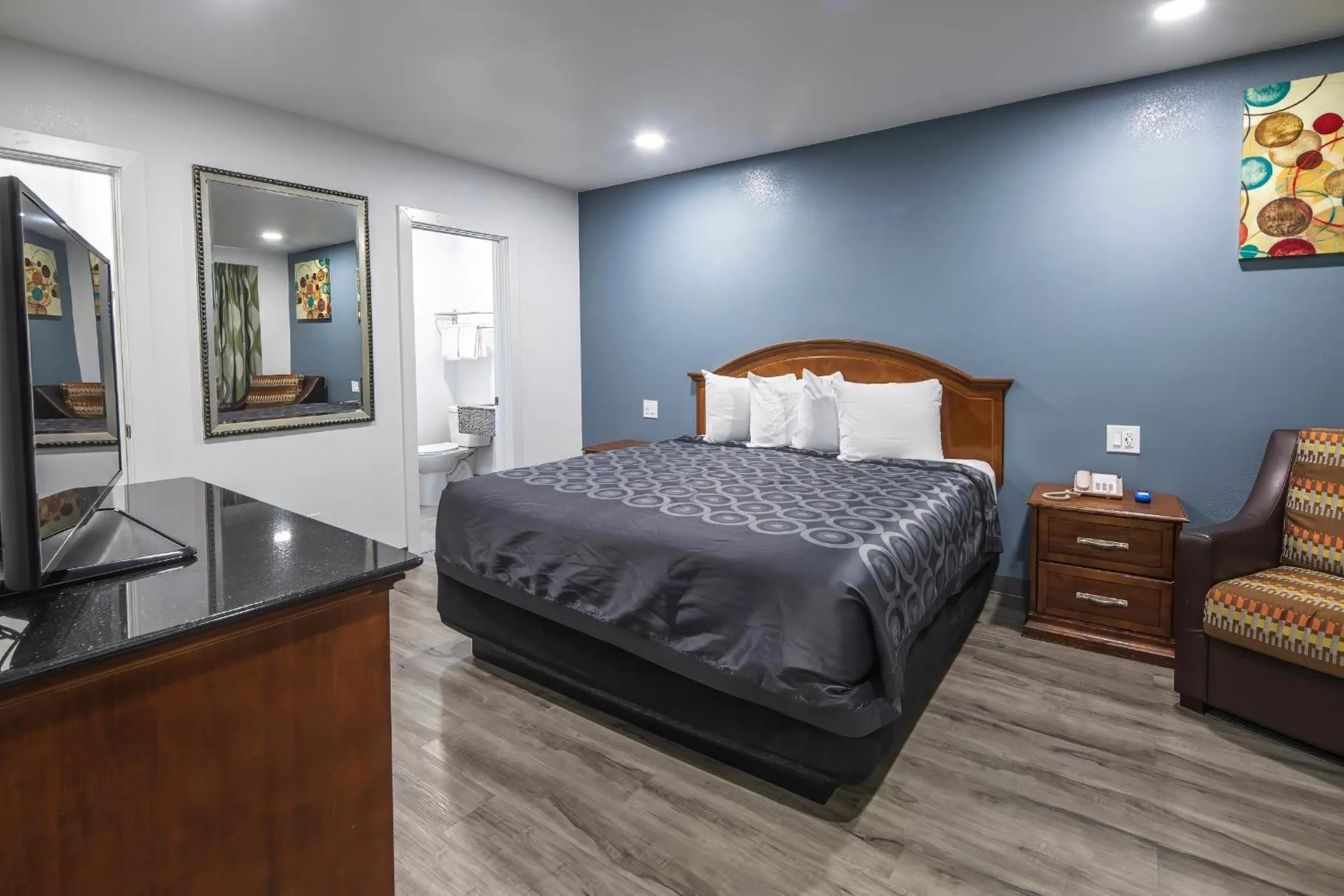 Bed in Hitching Post Studios Inn