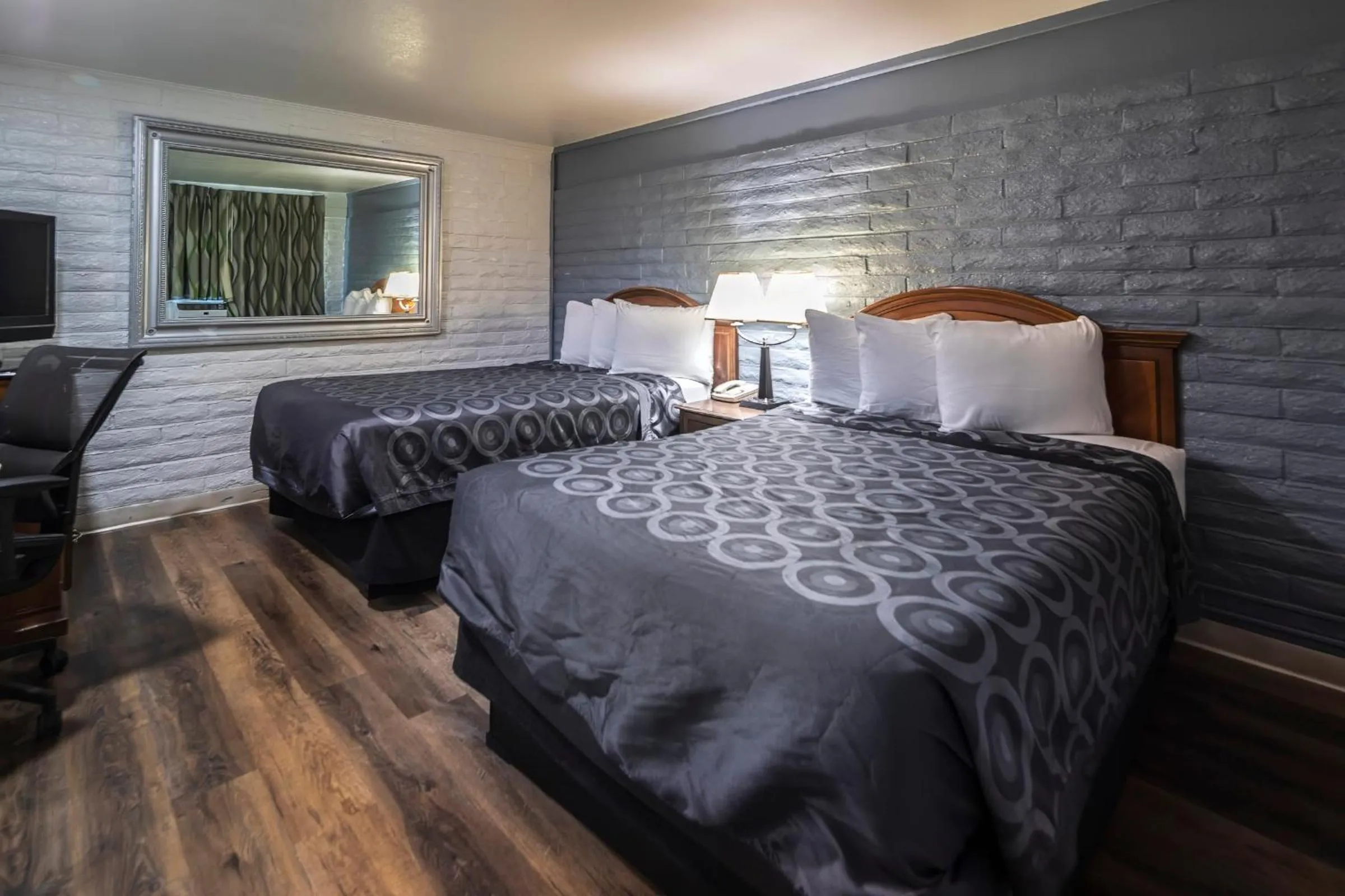 Bed in Hitching Post Studios Inn