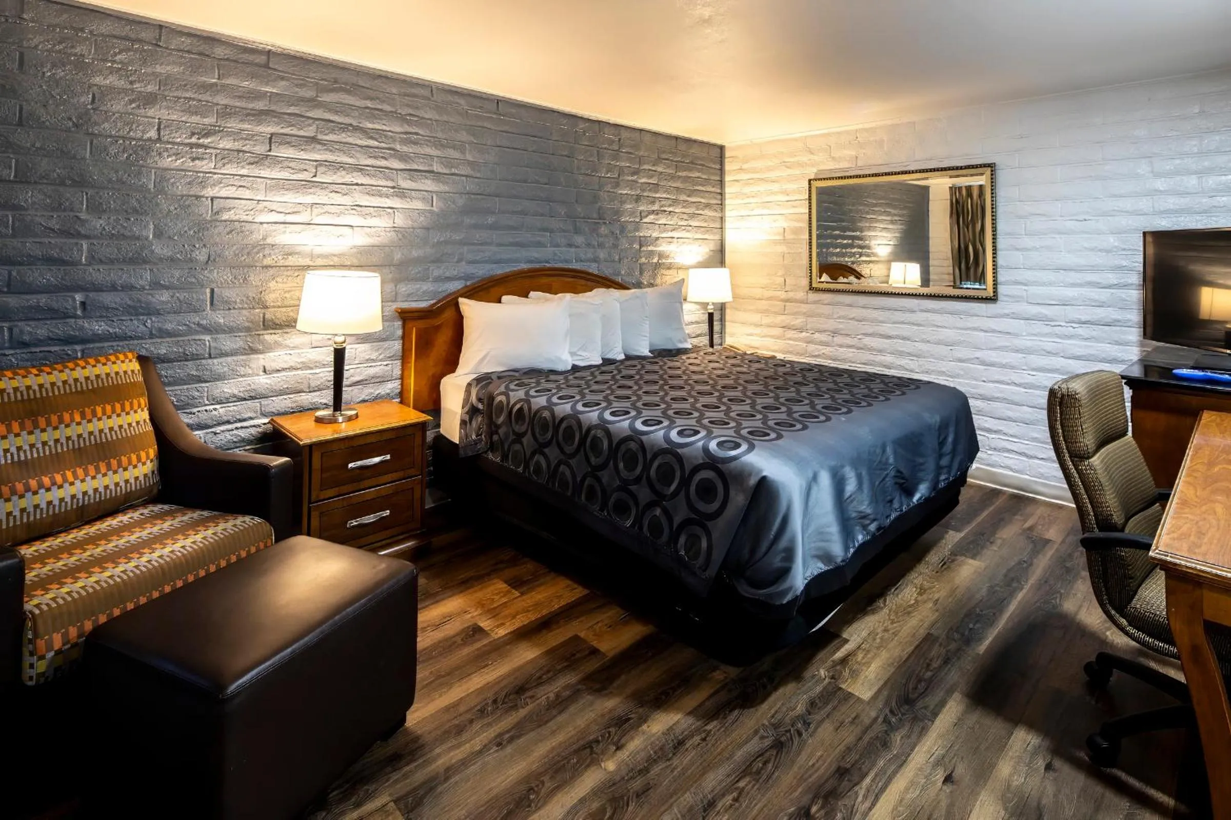 Bed in Hitching Post Studios Inn