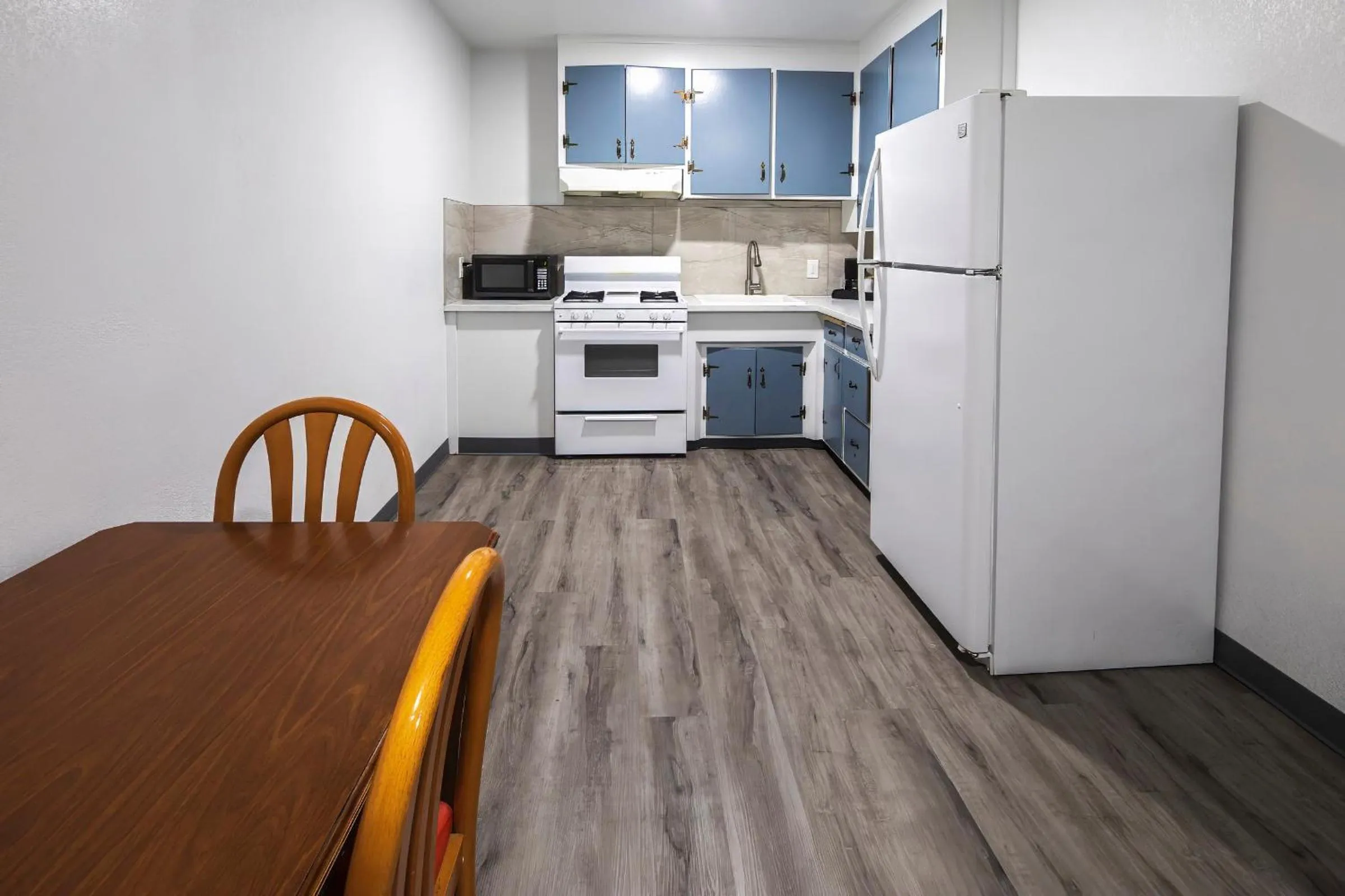 Kitchen or kitchenette in Hitching Post Studios Inn