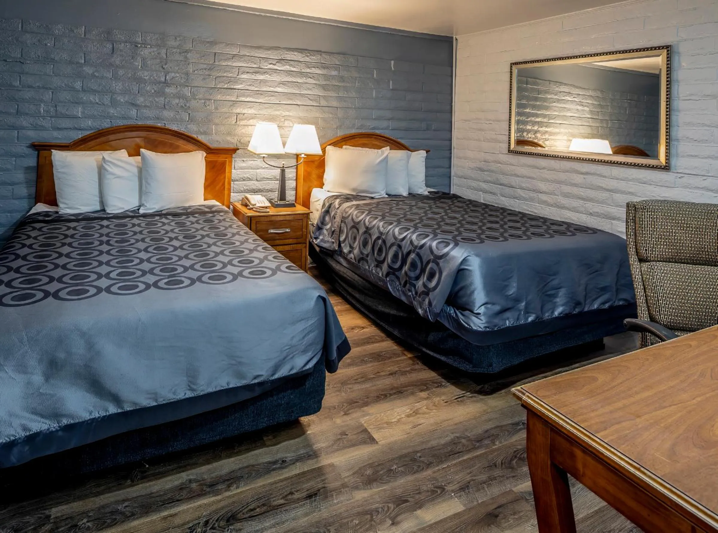 Bed in Hitching Post Studios Inn