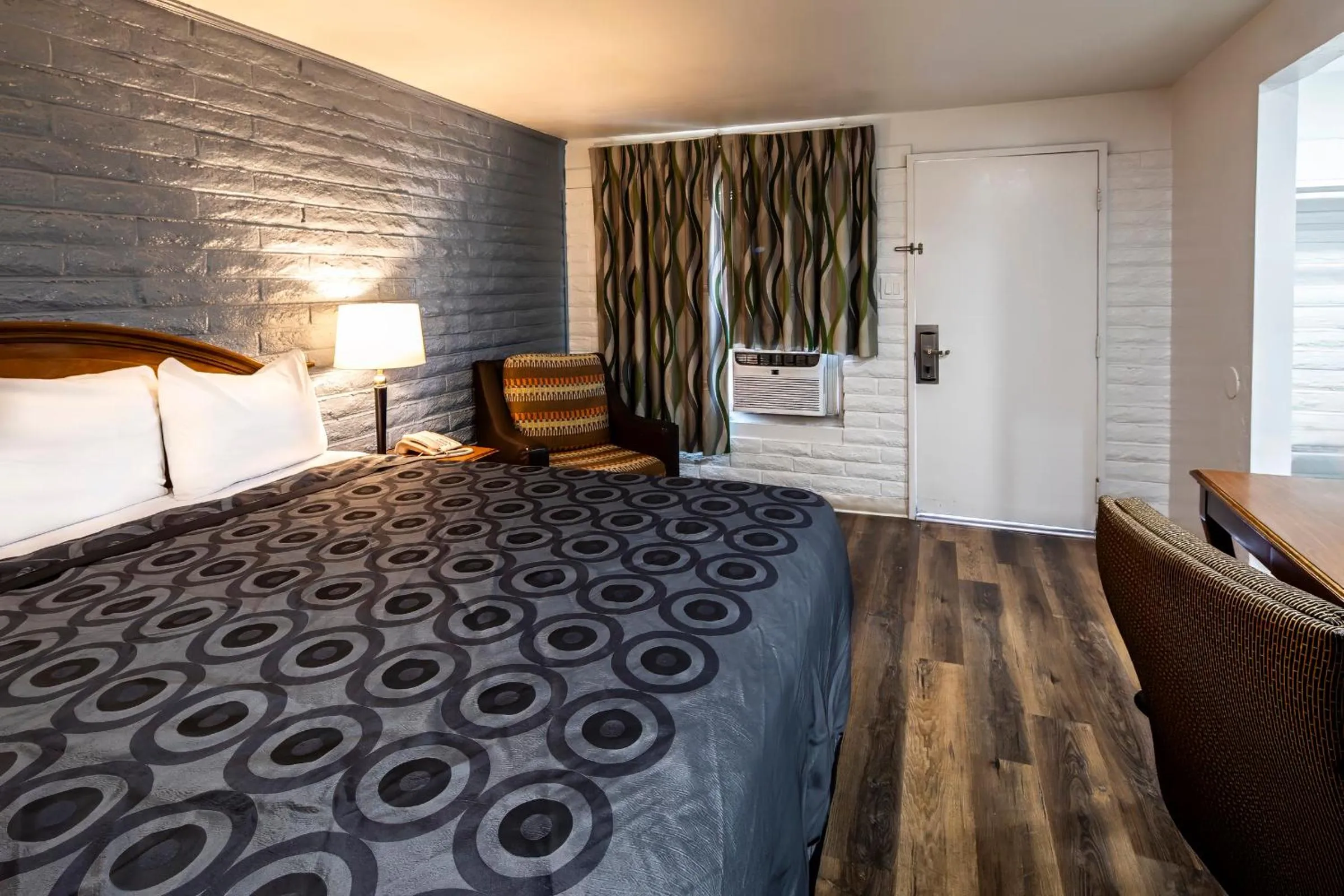 Bed in Hitching Post Studios Inn