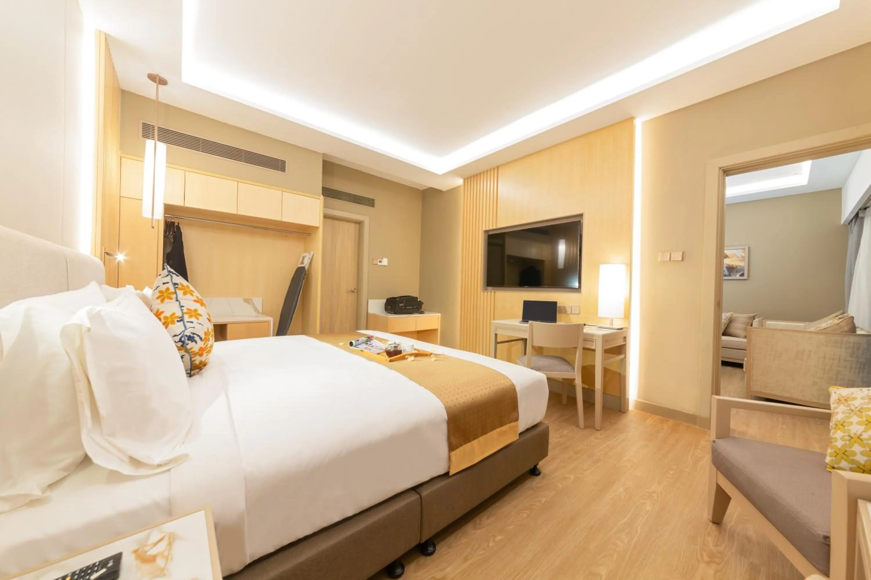 Property building, Bed in Glenmarie Hotel and Golf Resort