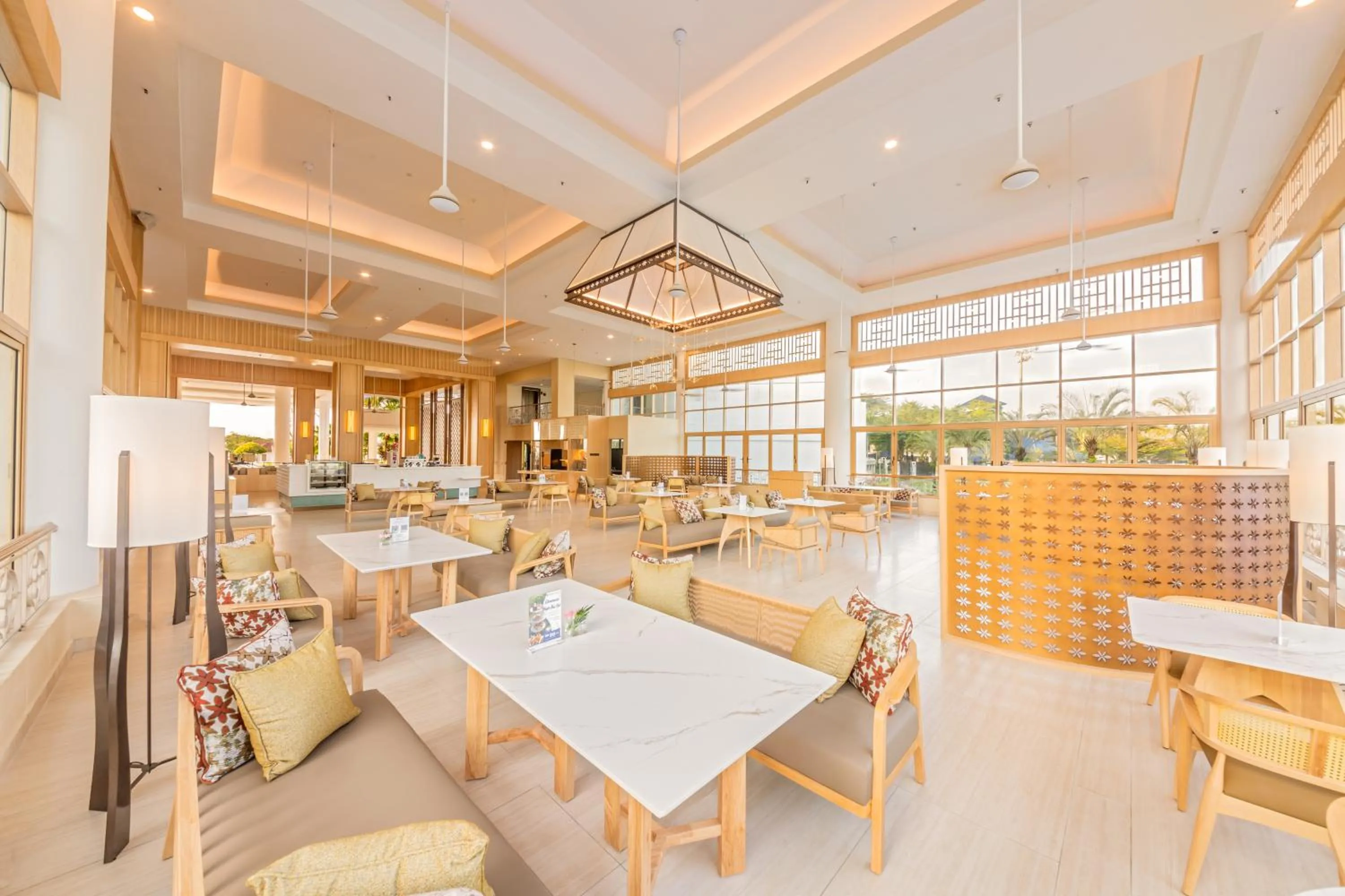 Lounge or bar in Glenmarie Hotel and Golf Resort