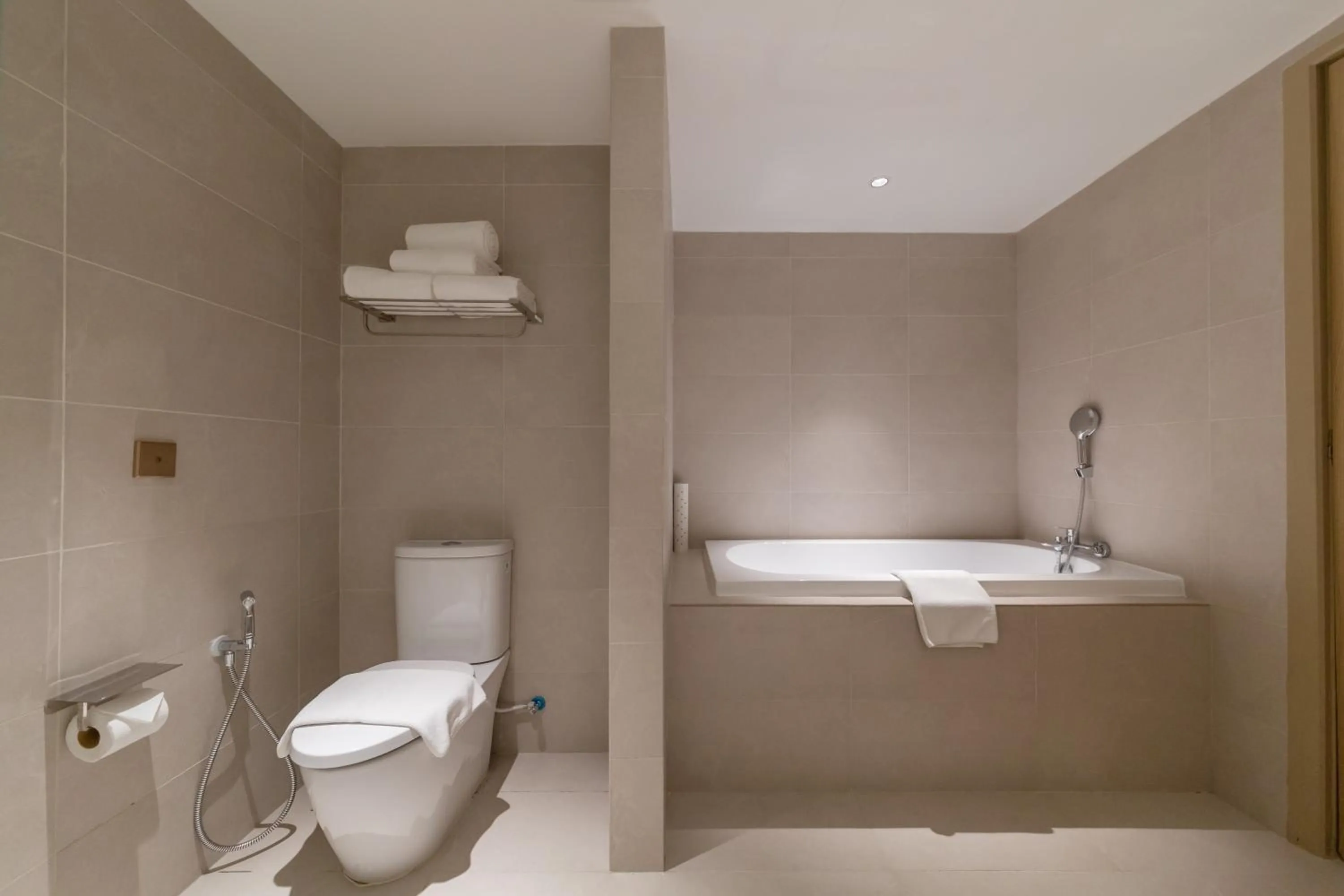 Shower in Glenmarie Hotel and Golf Resort