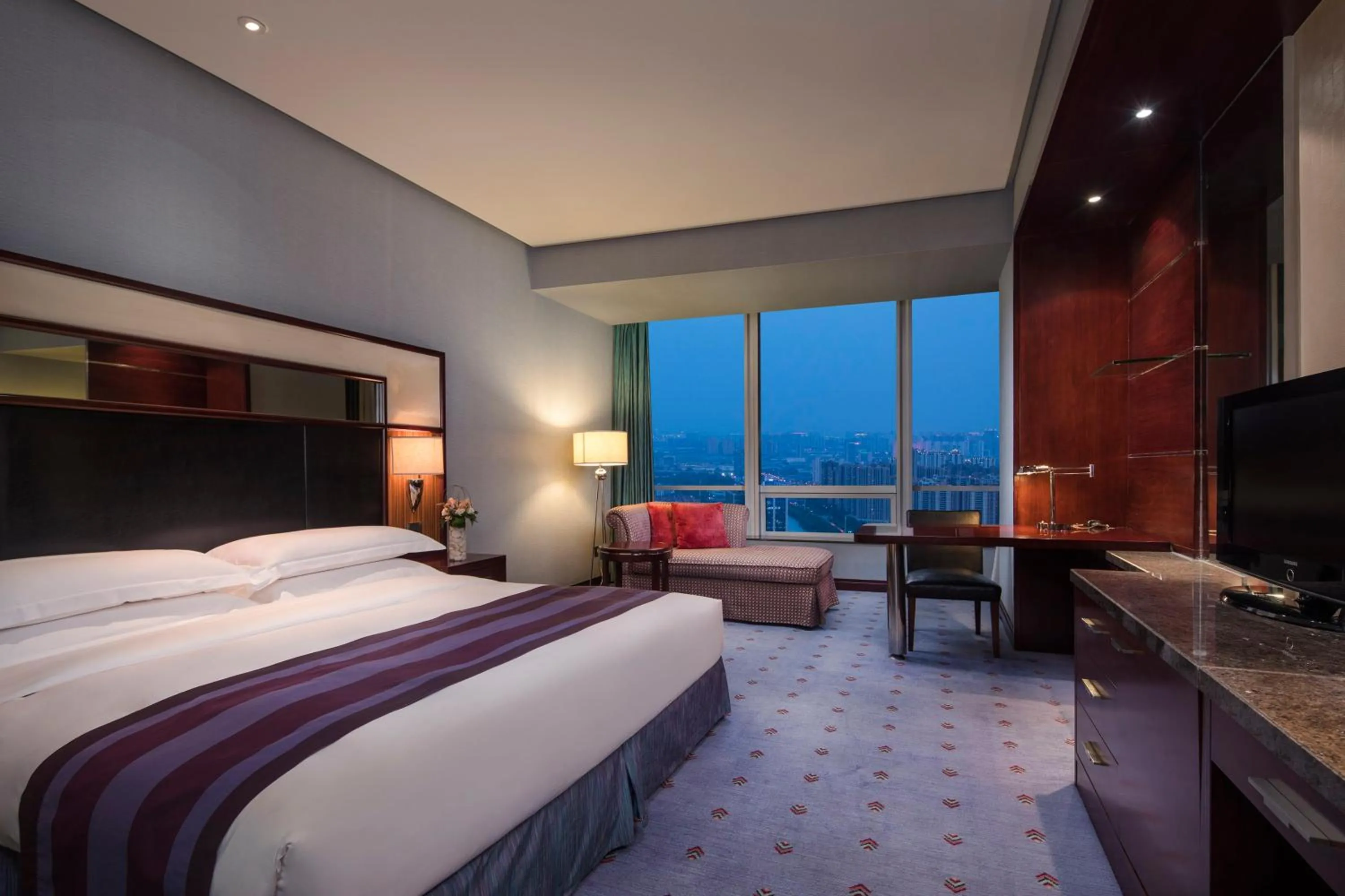 Photo of the whole room, Bed in Crowne Plaza Wuxi City Center