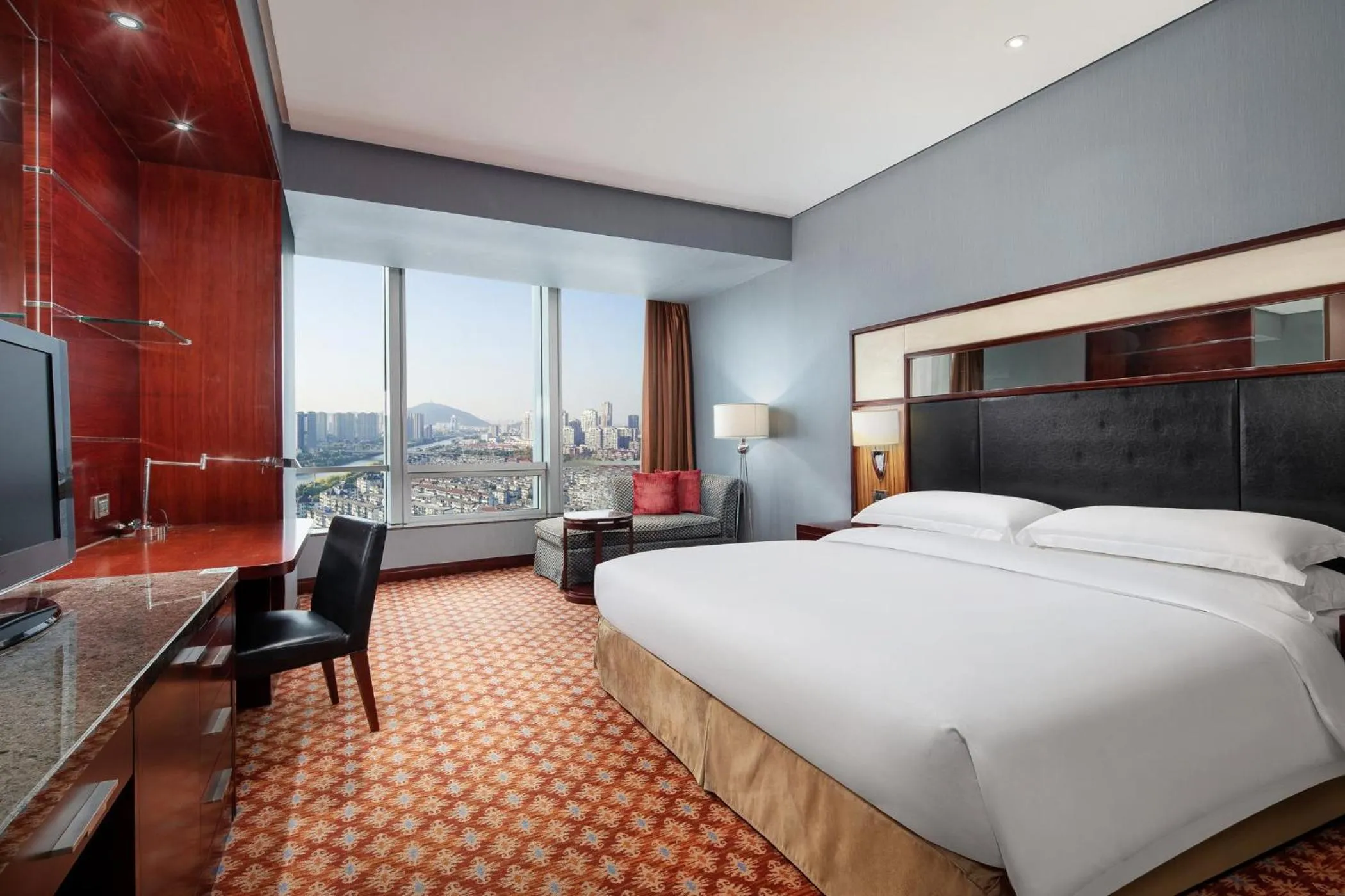 Photo of the whole room, Bed in Crowne Plaza Wuxi City Center