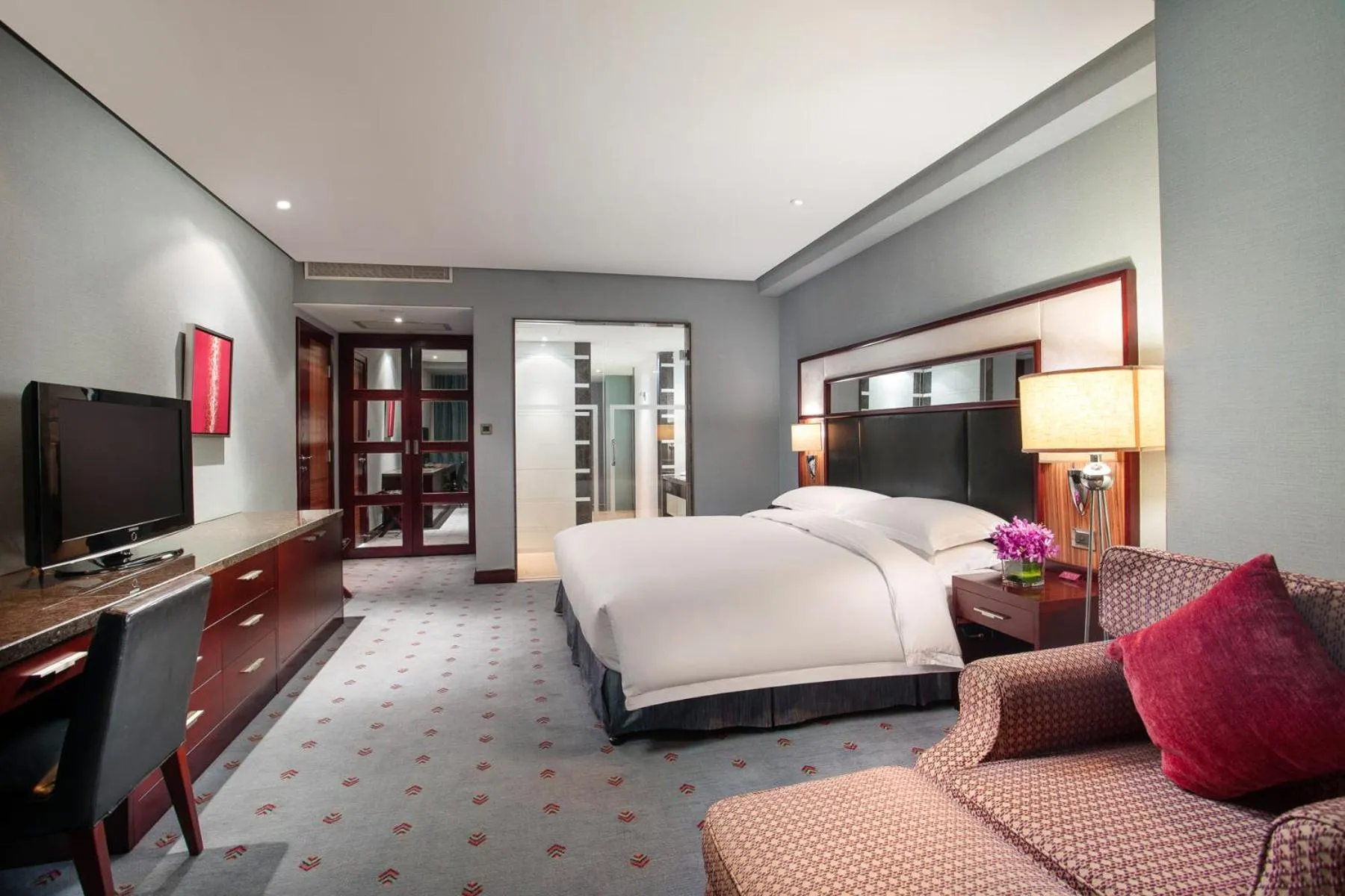 Photo of the whole room, Bed in Crowne Plaza Wuxi City Center