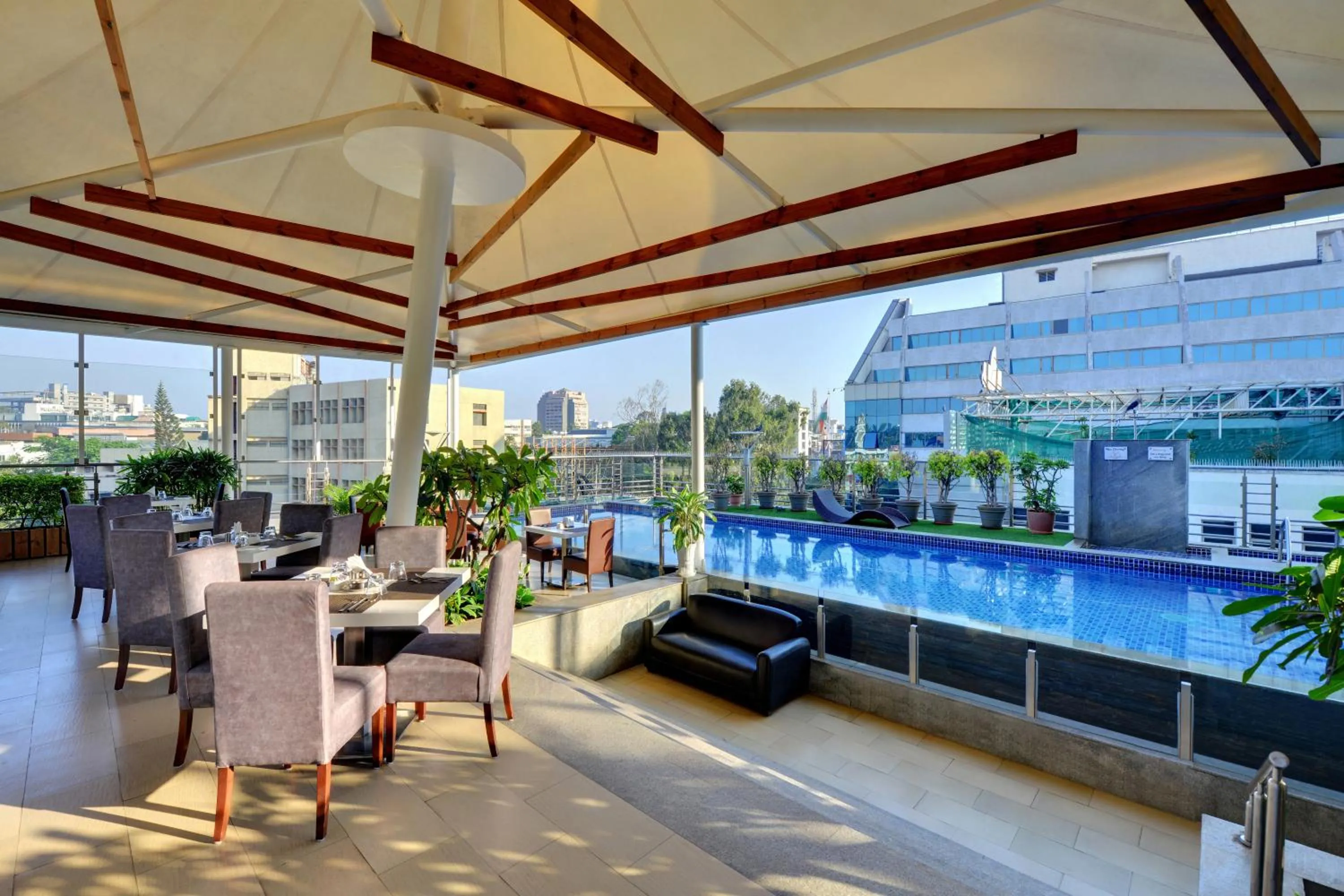 Restaurant/places to eat in Iris The Business Hotel