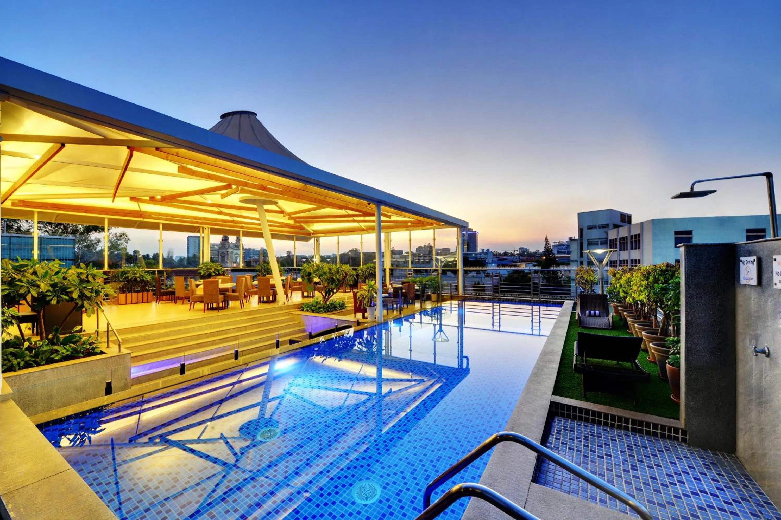 Swimming pool in Iris The Business Hotel