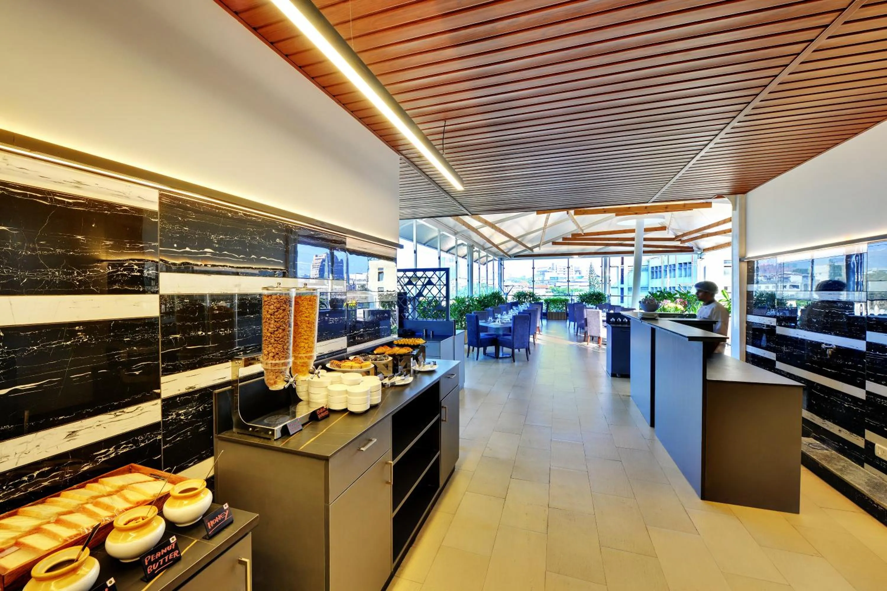 Restaurant/places to eat in Iris The Business Hotel