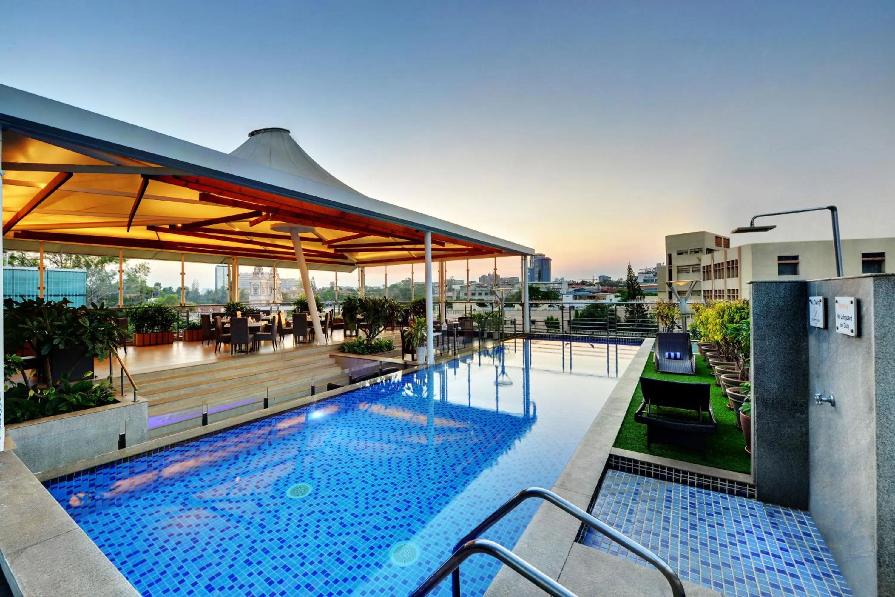 Swimming pool in Iris The Business Hotel