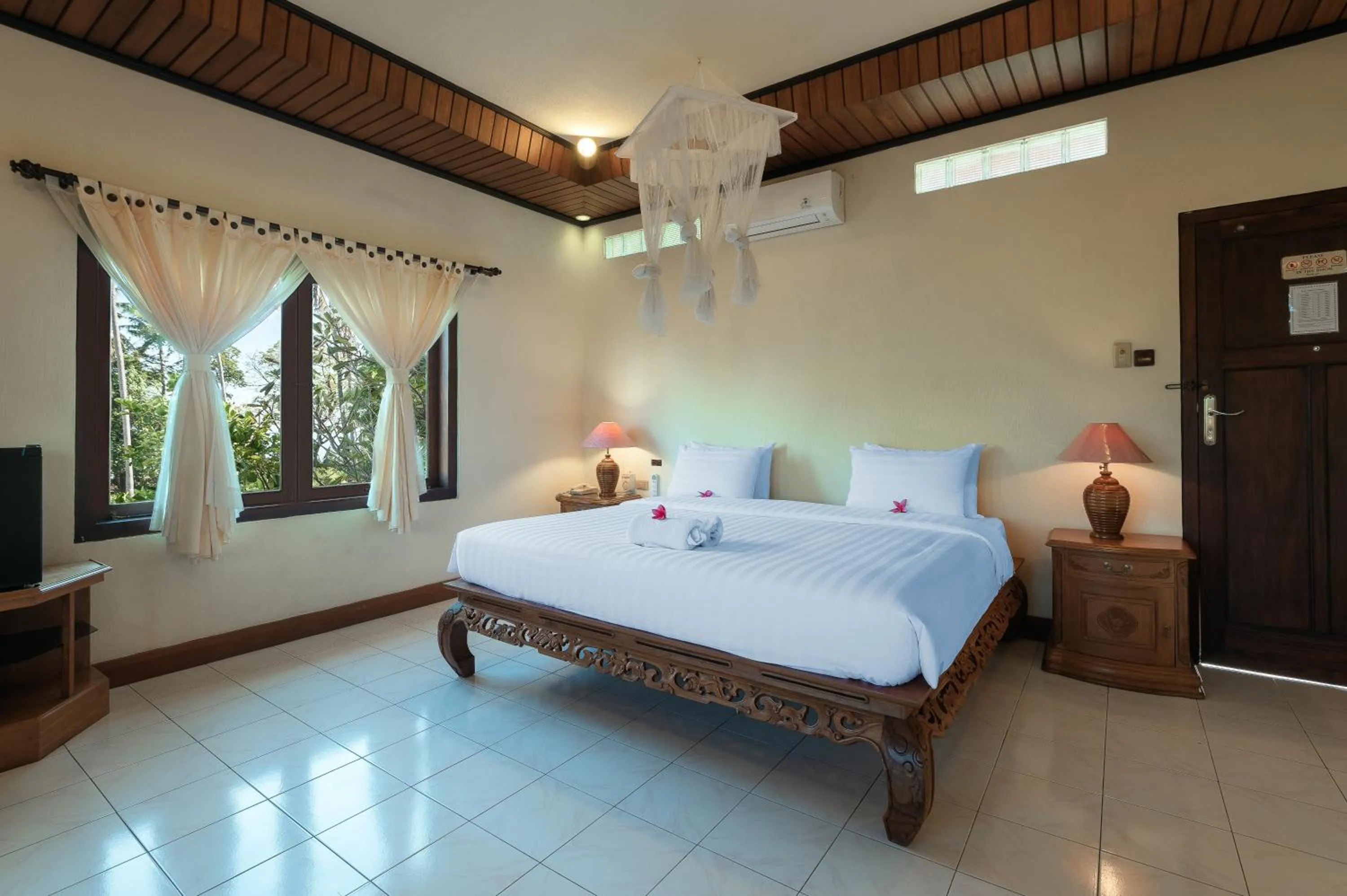 Bed in Banyualit Spa 'n Resort Lovina