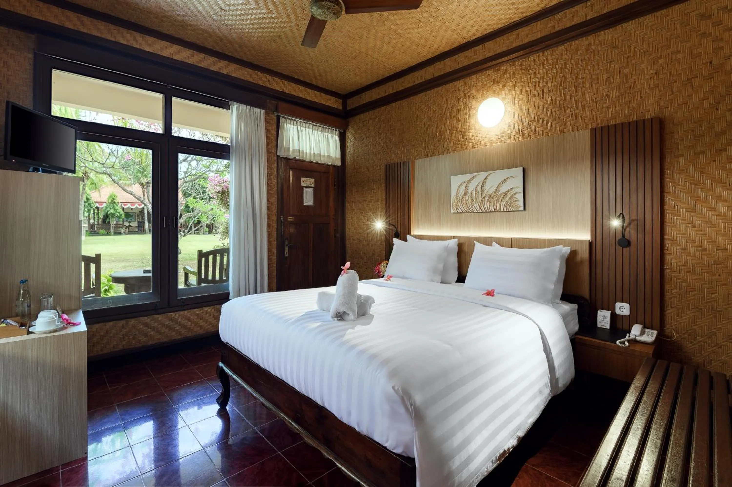 Property building, Bed in Banyualit Spa 'n Resort Lovina
