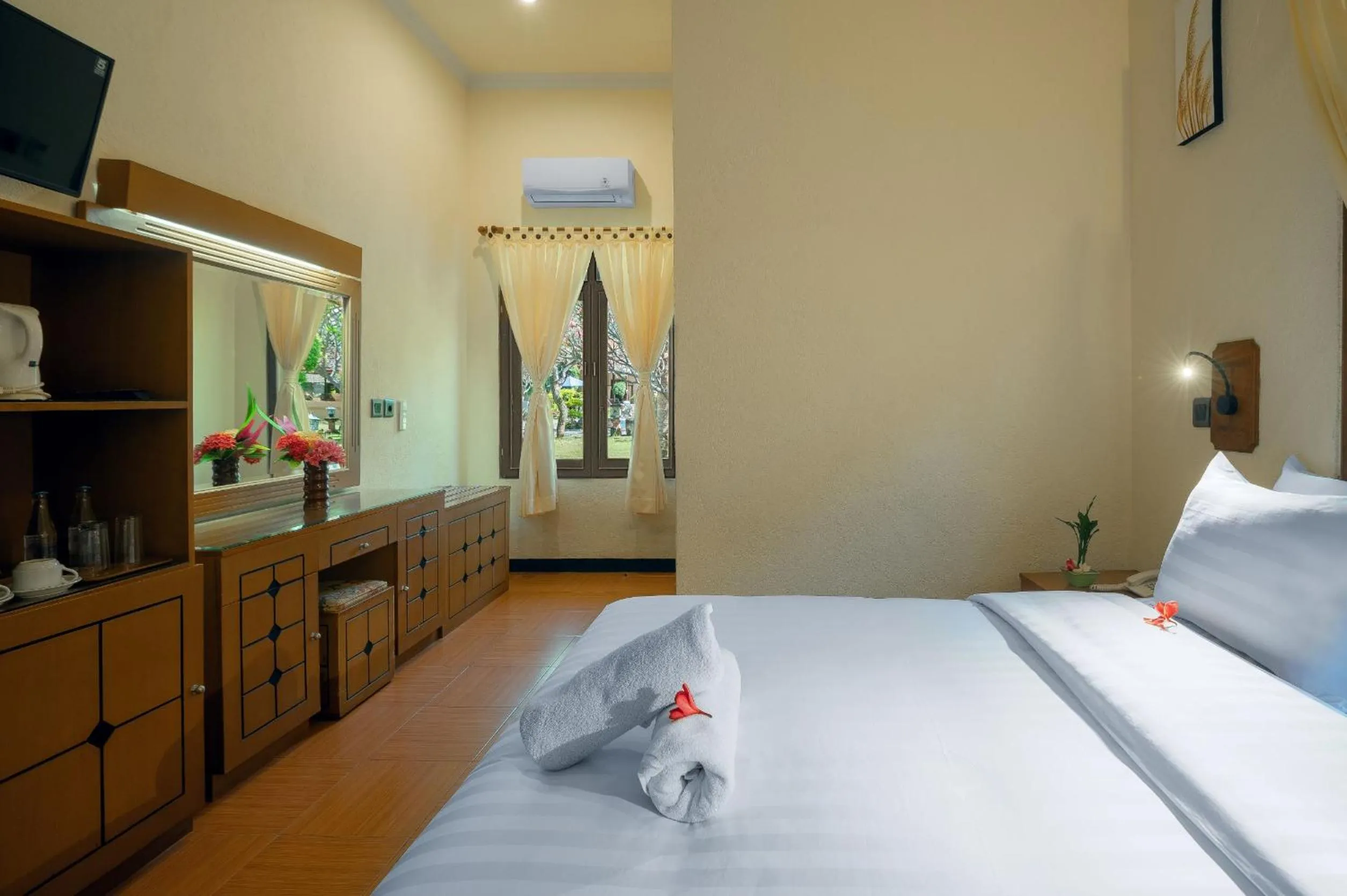 Property building, Bed in Banyualit Spa 'n Resort Lovina