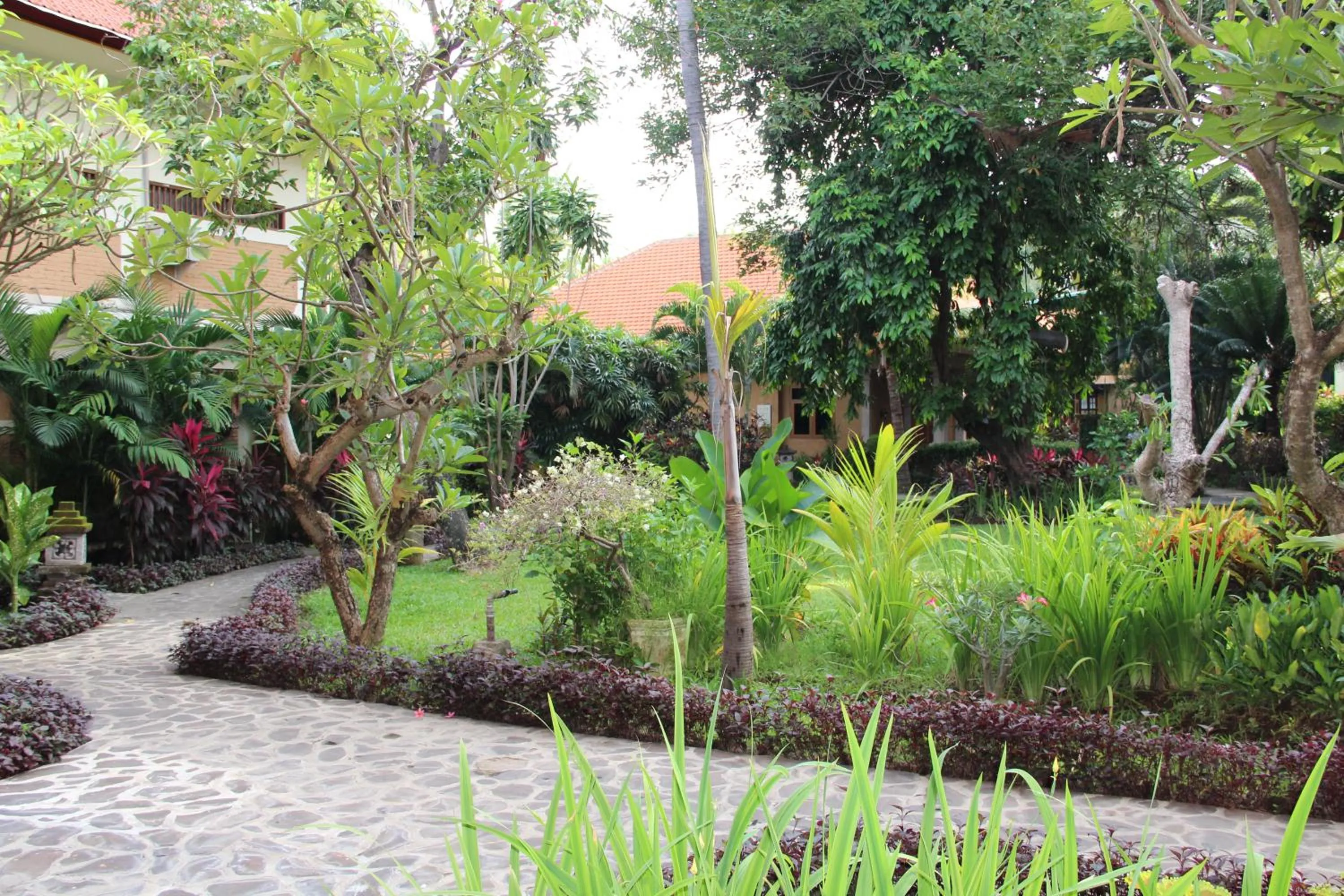 Garden view in Banyualit Spa 'n Resort Lovina