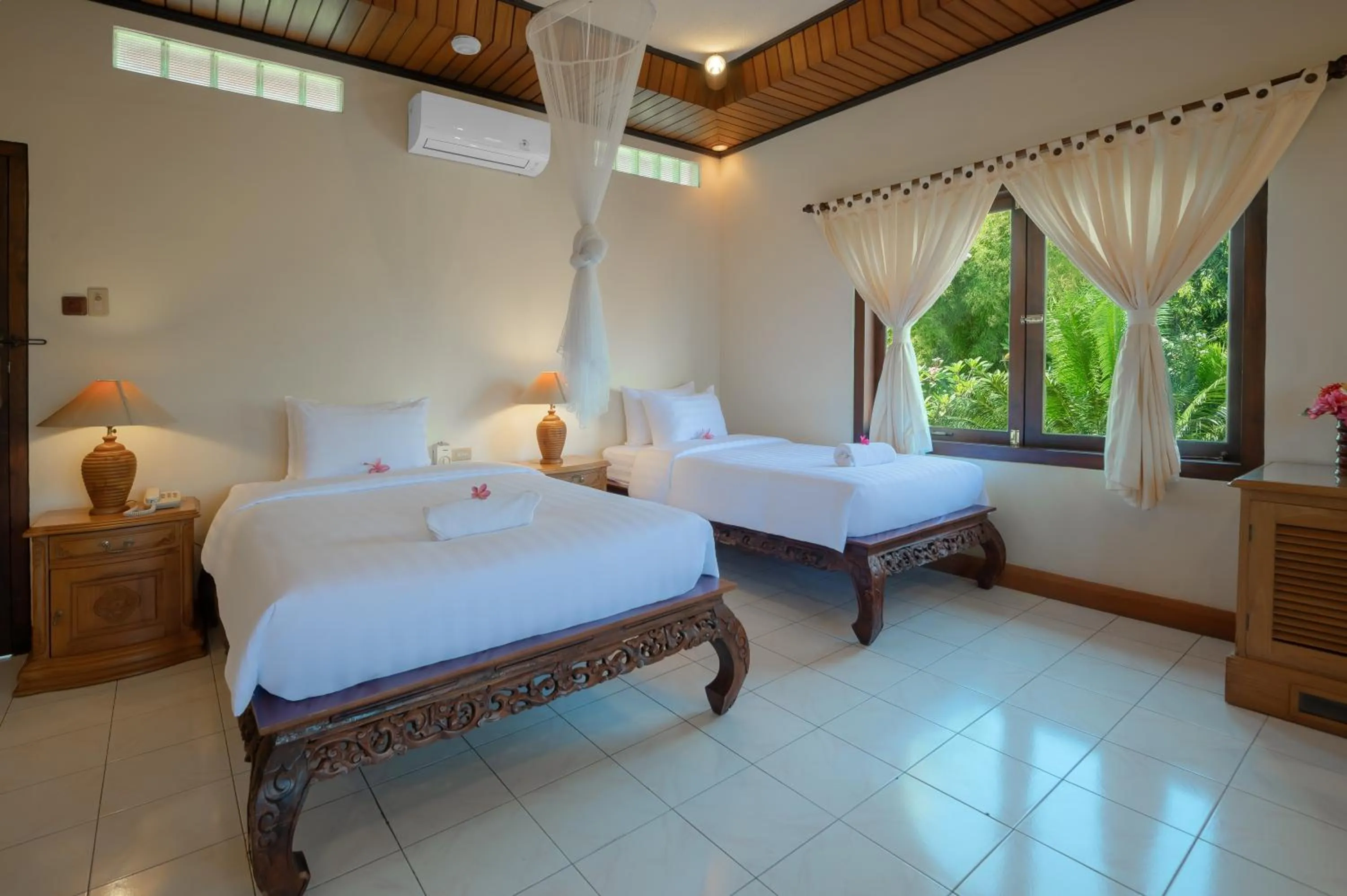 Bed in Banyualit Spa 'n Resort Lovina