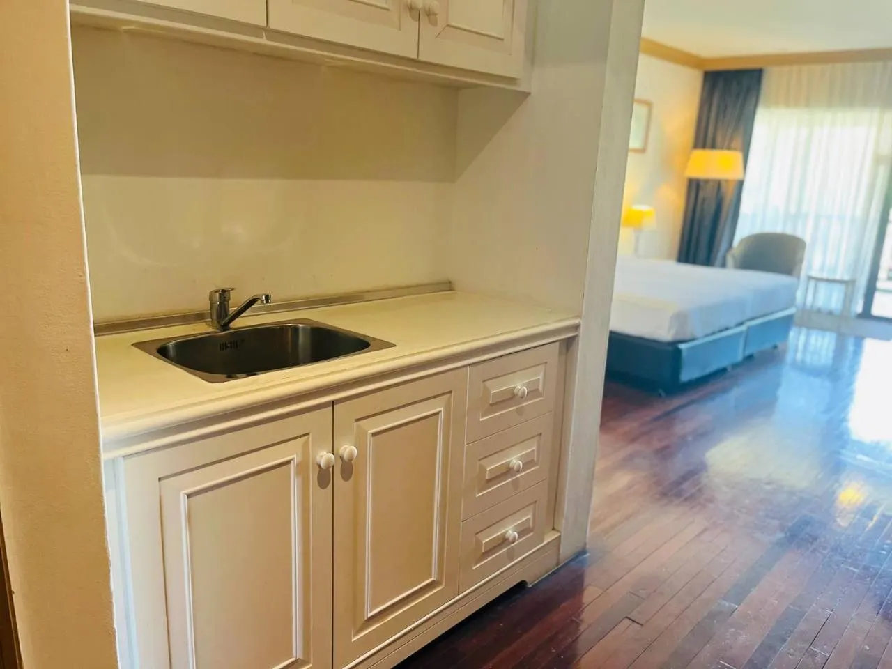 Kitchen or kitchenette, Bed in Mines Beach Resort Hotel