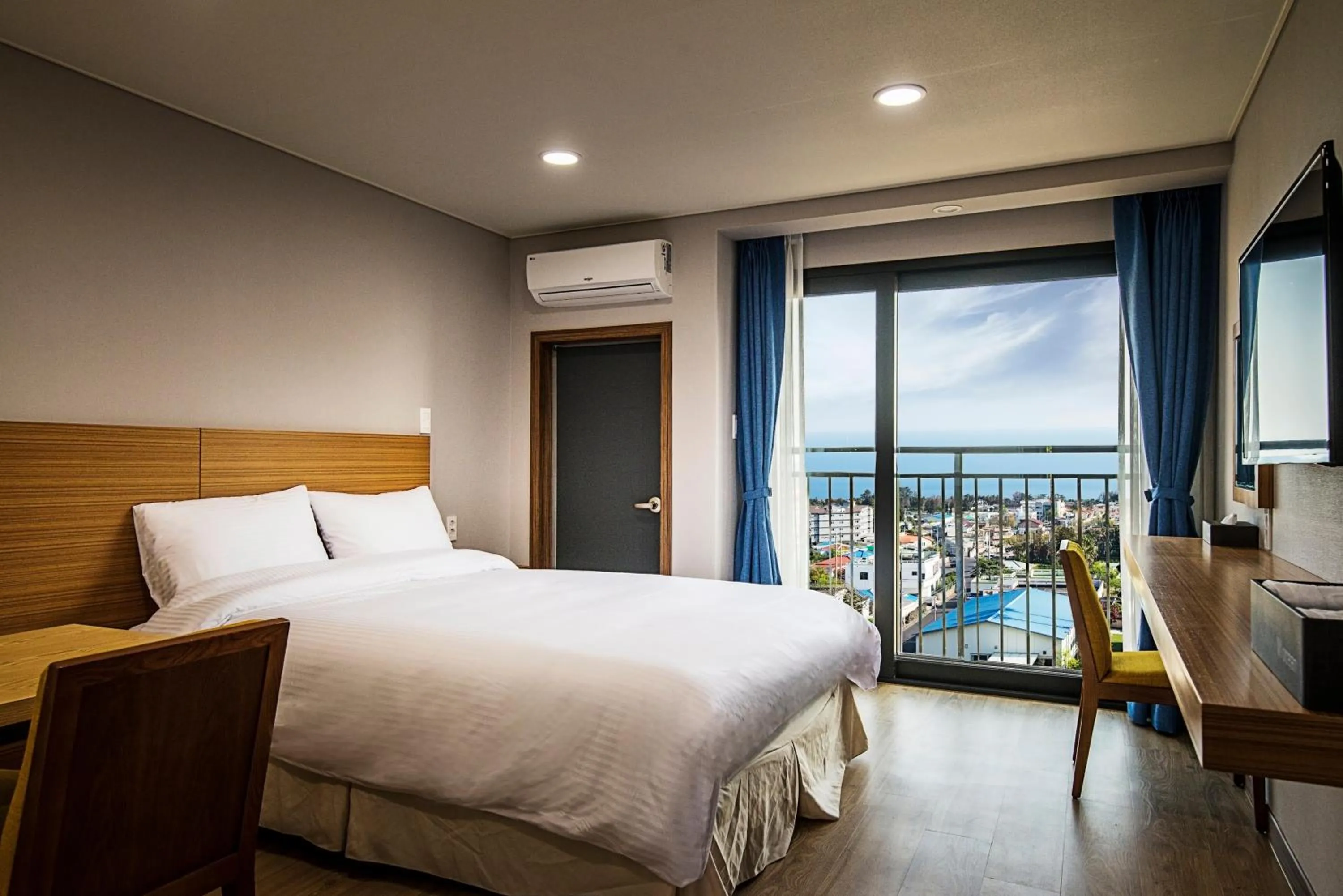 Bed in W Ocean Pension
