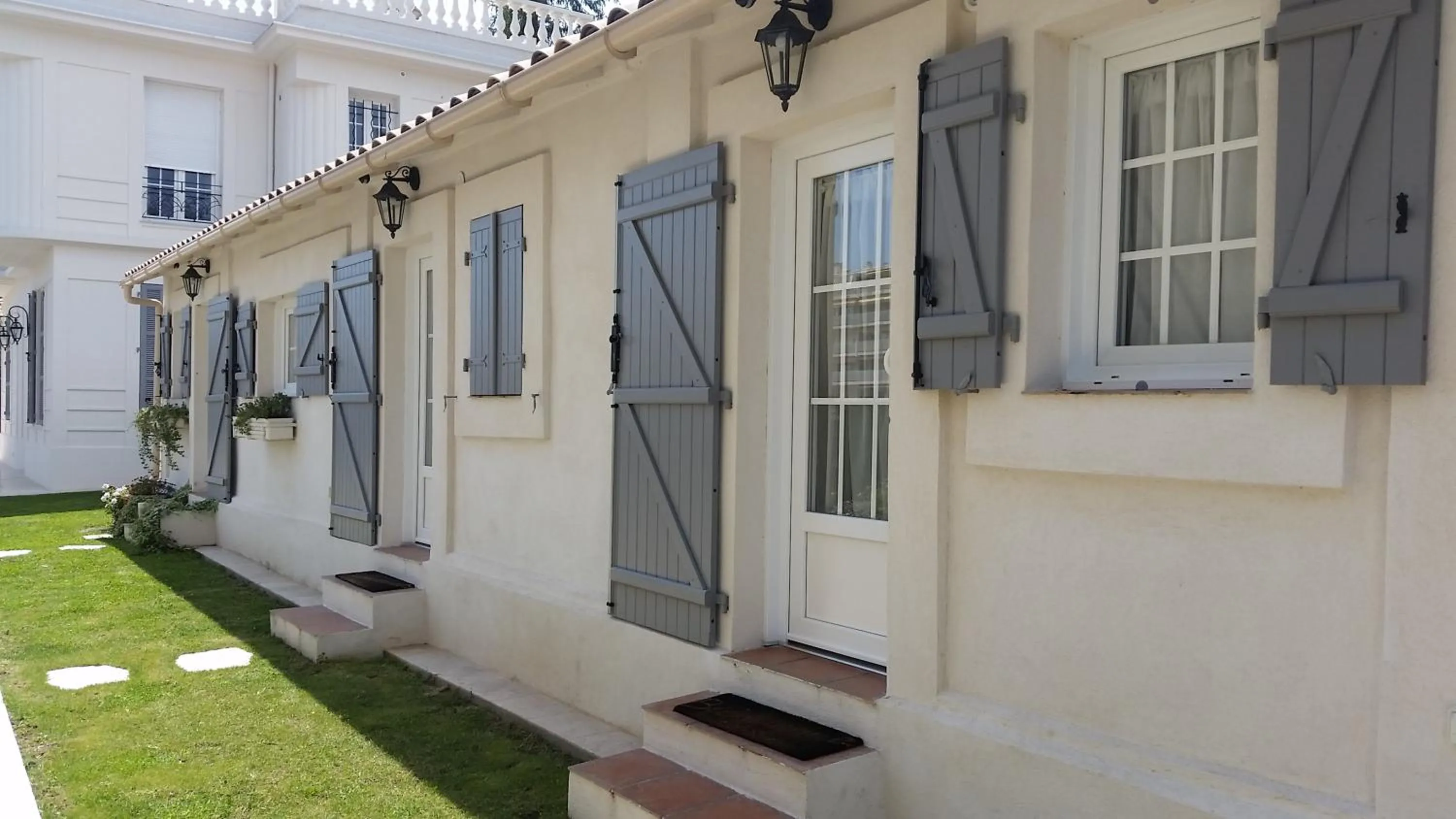 Facade/entrance in B&B Villa Blanche