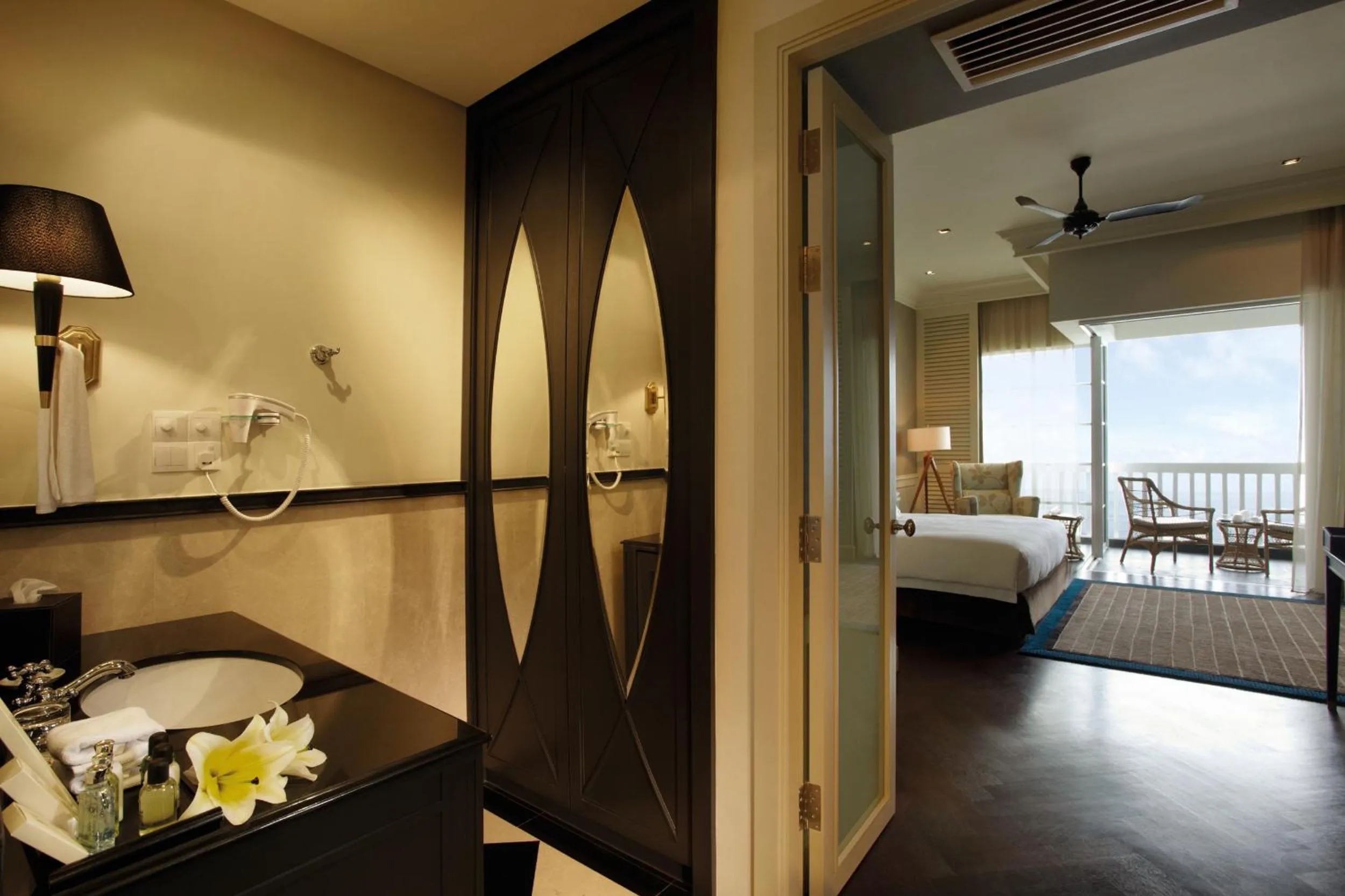 Bathroom, Bed in Eastern & Oriental Hotel