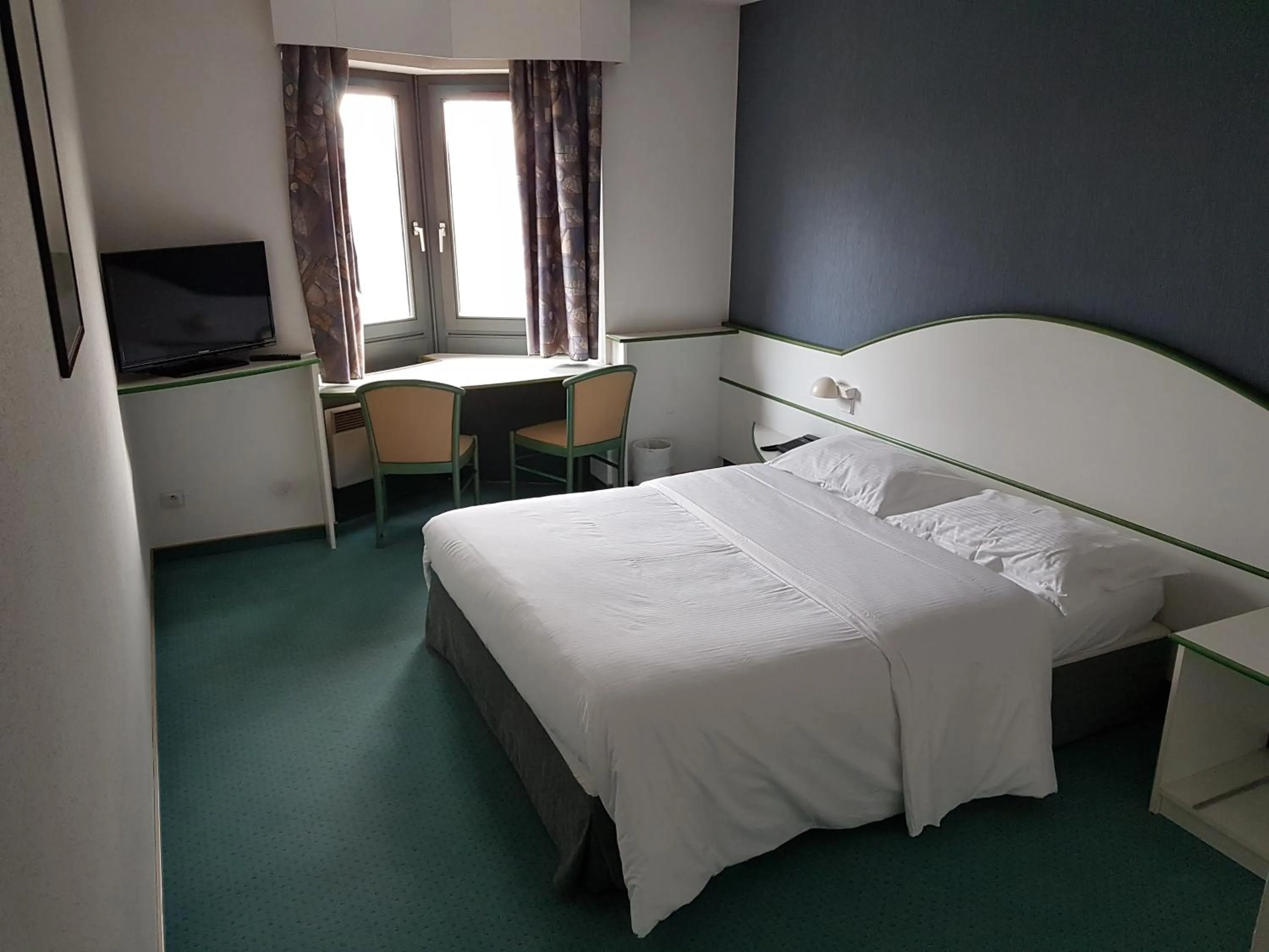 Photo of the whole room, Bed in Hotel Restaurant La Tour Romaine - Haguenau - Strasbourg Nord
