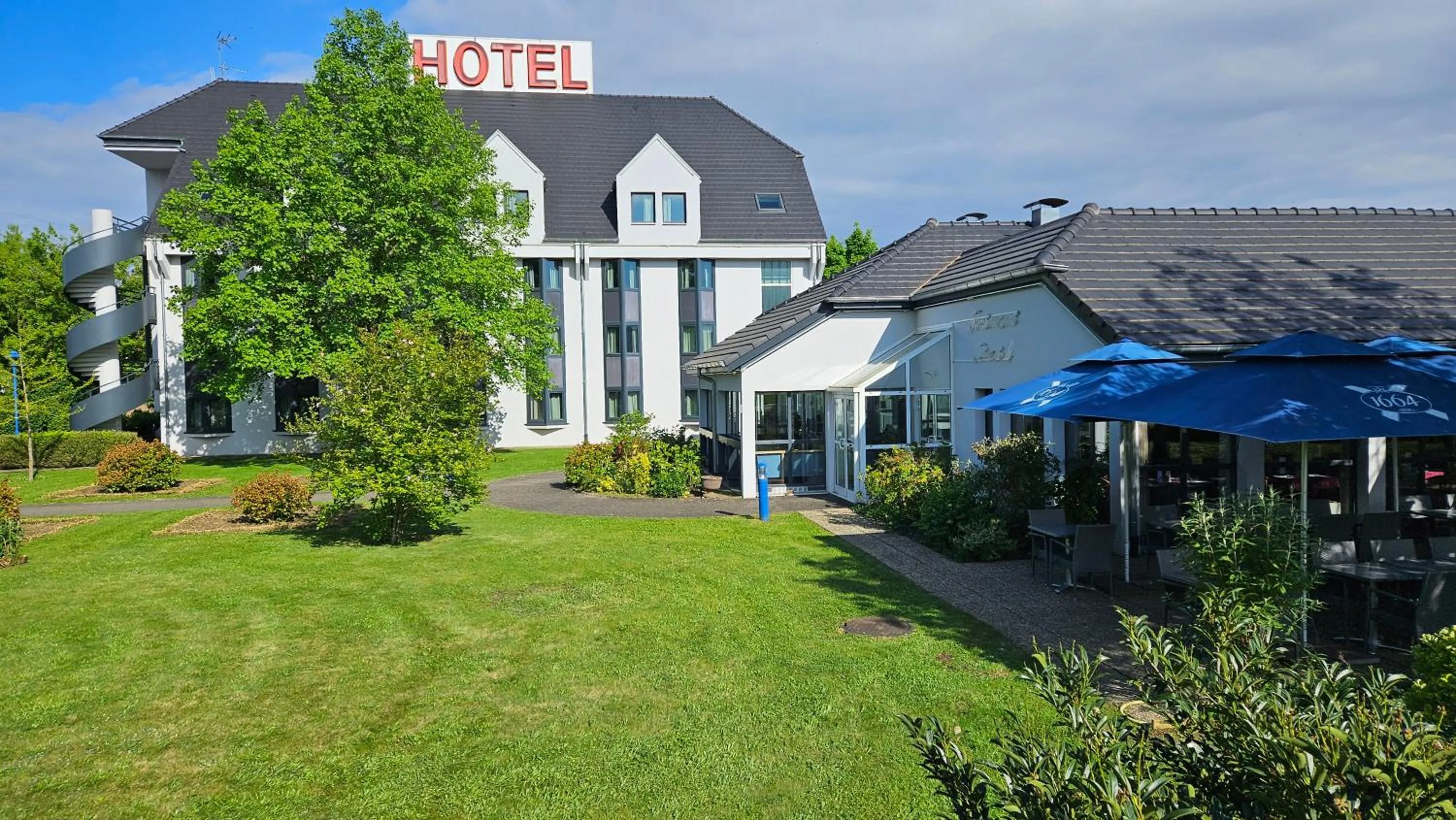 Property building in Hotel Restaurant La Tour Romaine - Haguenau - Strasbourg Nord
