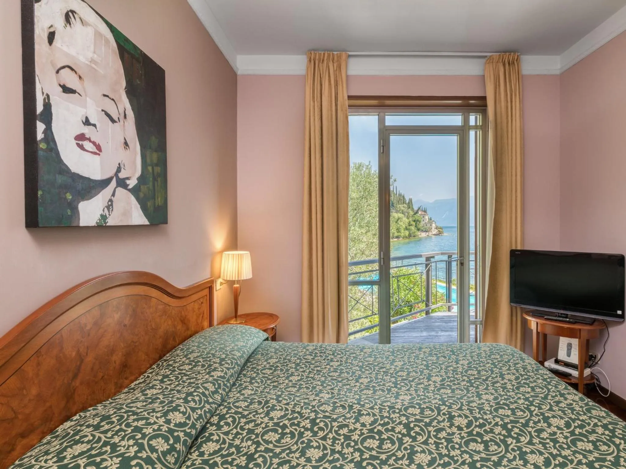 View (from property/room), Bed in Villa Cappellina