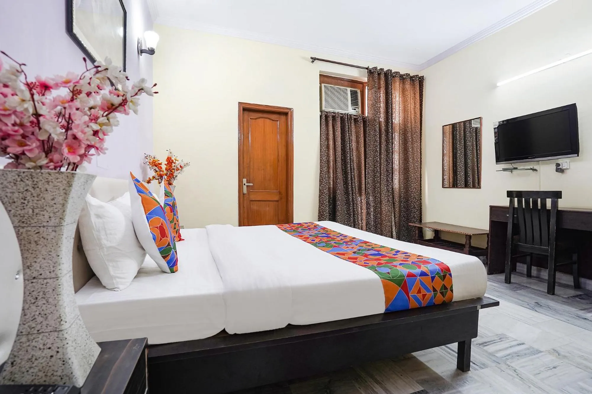 Bed in FabHotel Ivy Inn Sector 35