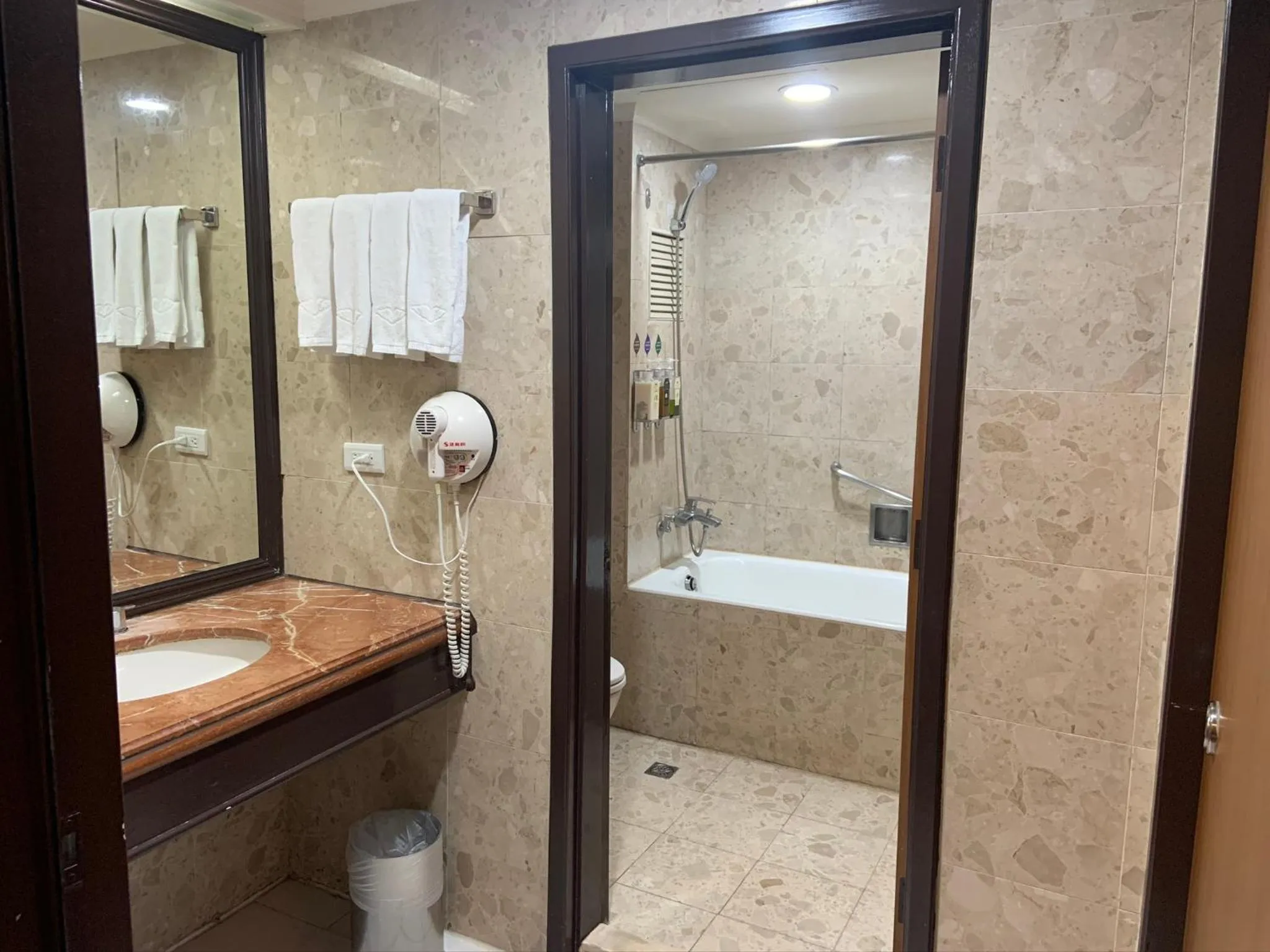 Toilet in CT Green Bay Hot-Spring Hotel