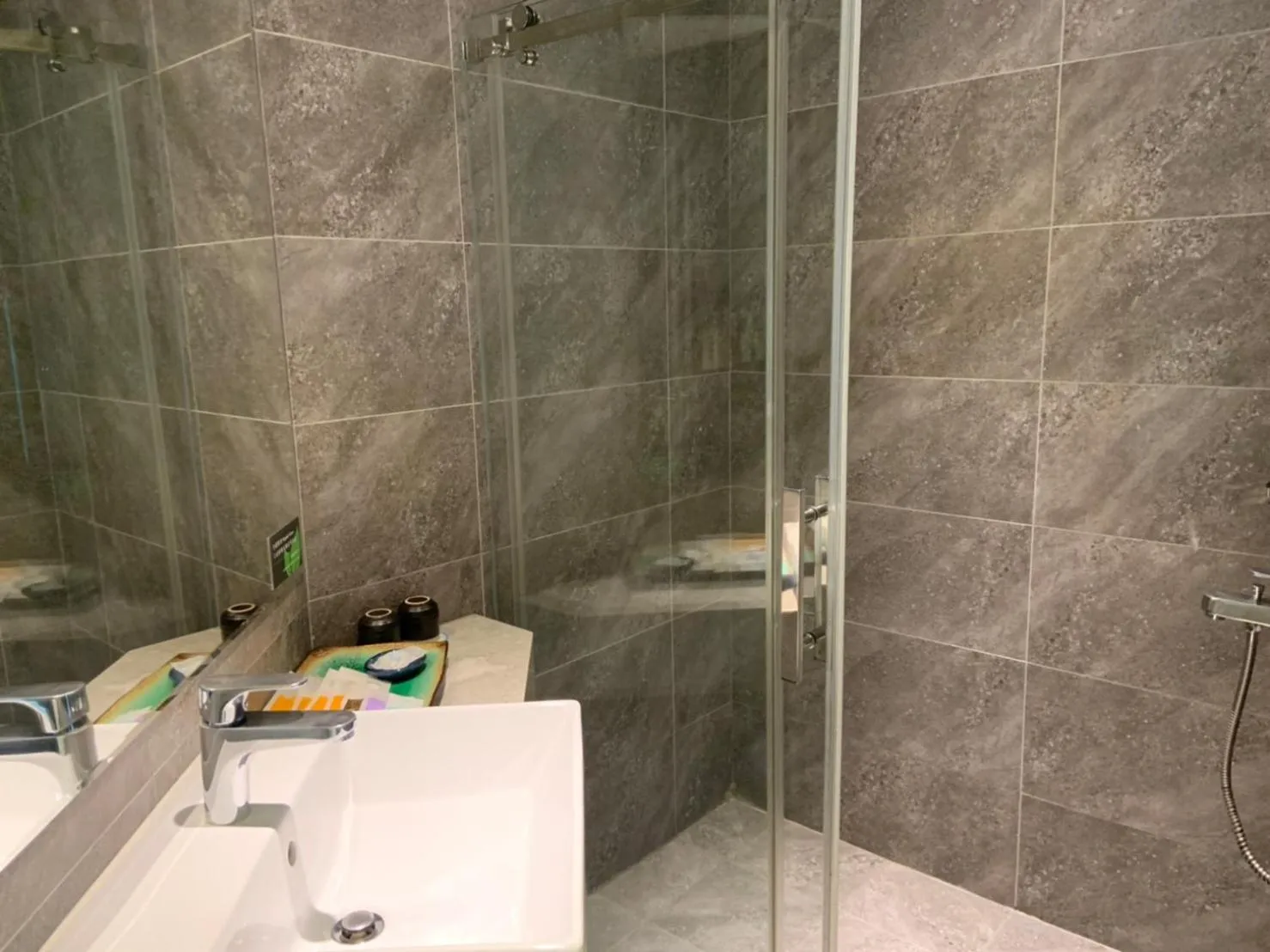 Shower in CT Green Bay Hot-Spring Hotel