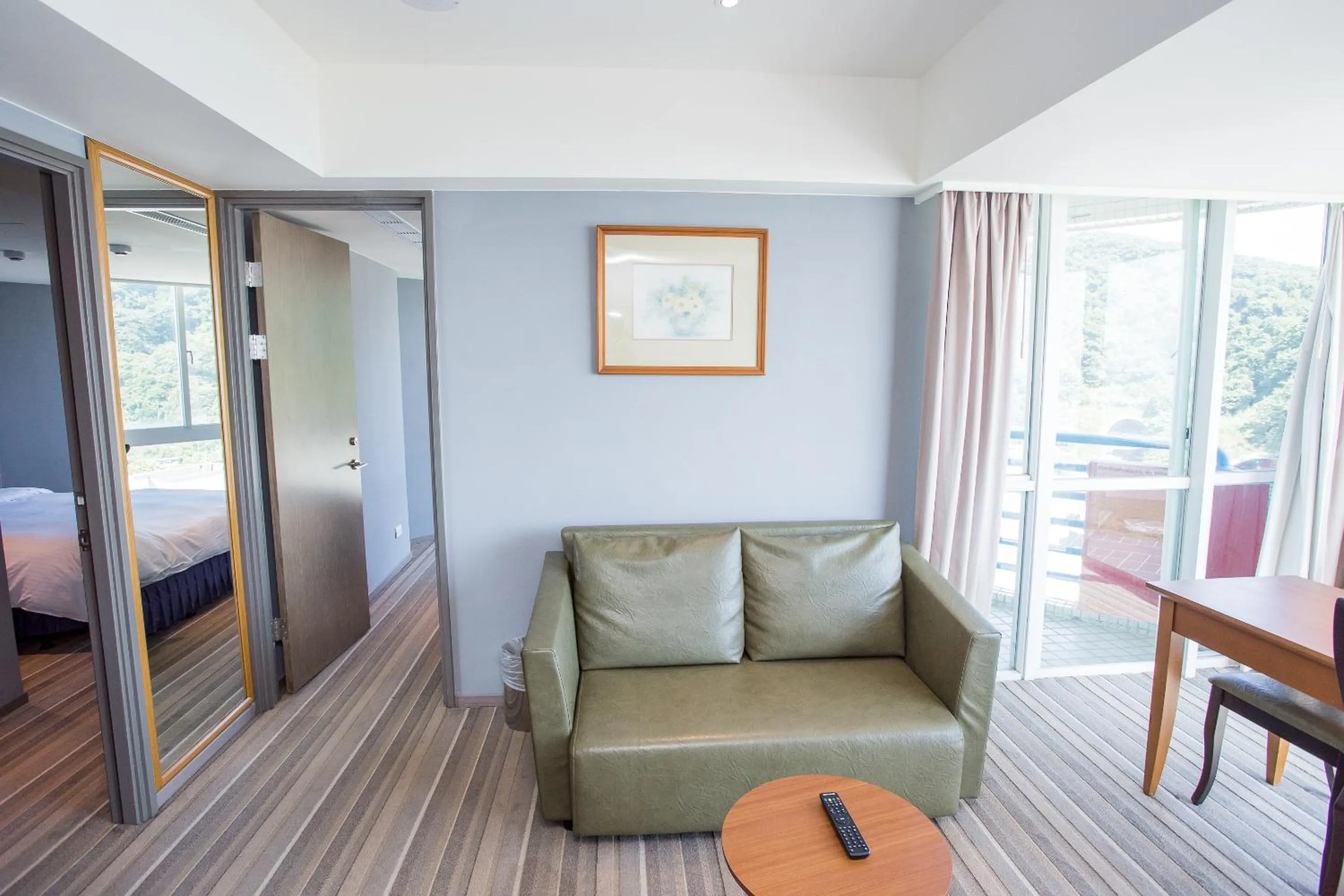 Living room, Bed in CT Green Bay Hot-Spring Hotel