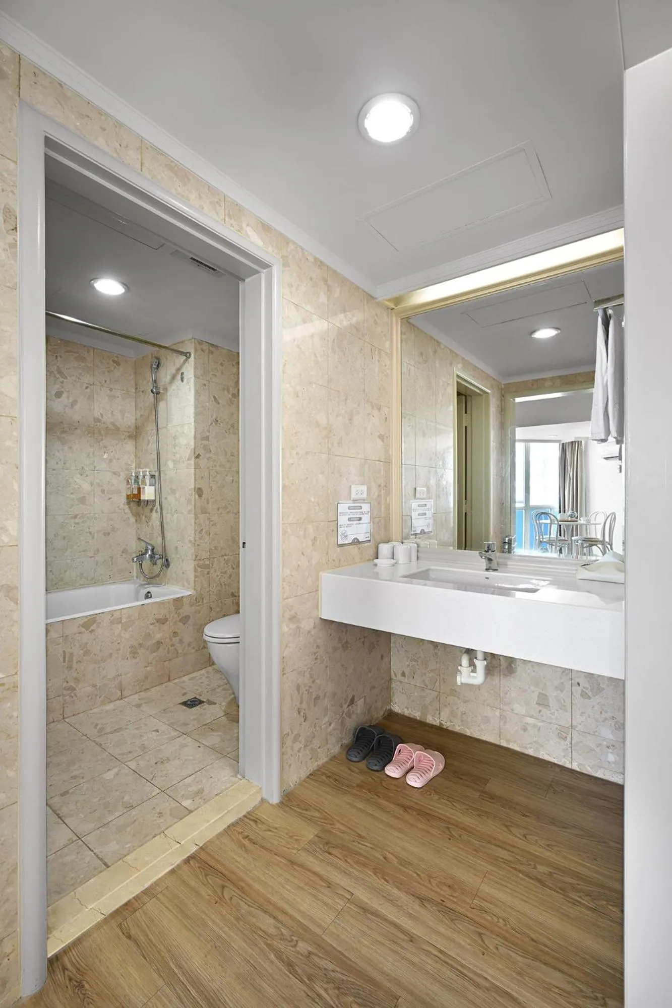 Toilet in CT Green Bay Hot-Spring Hotel