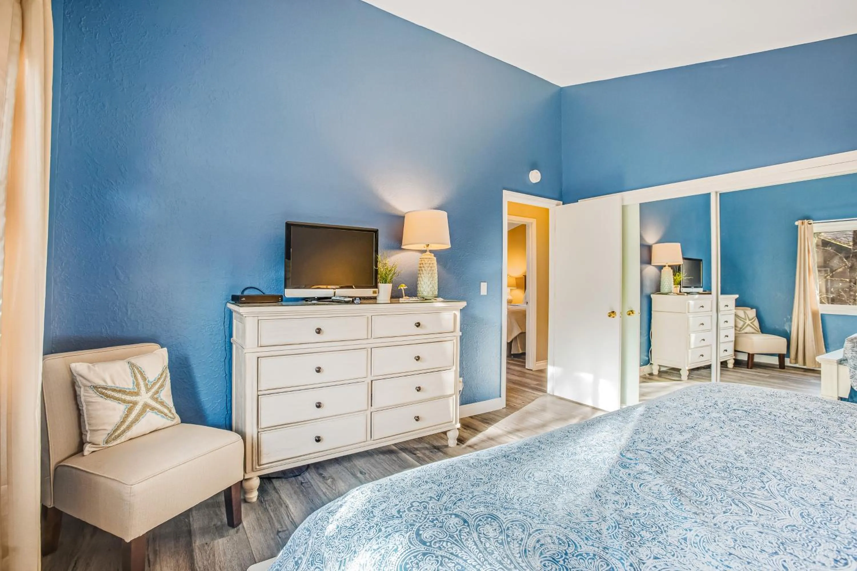 Bed in WindWard Dream Vacation Home